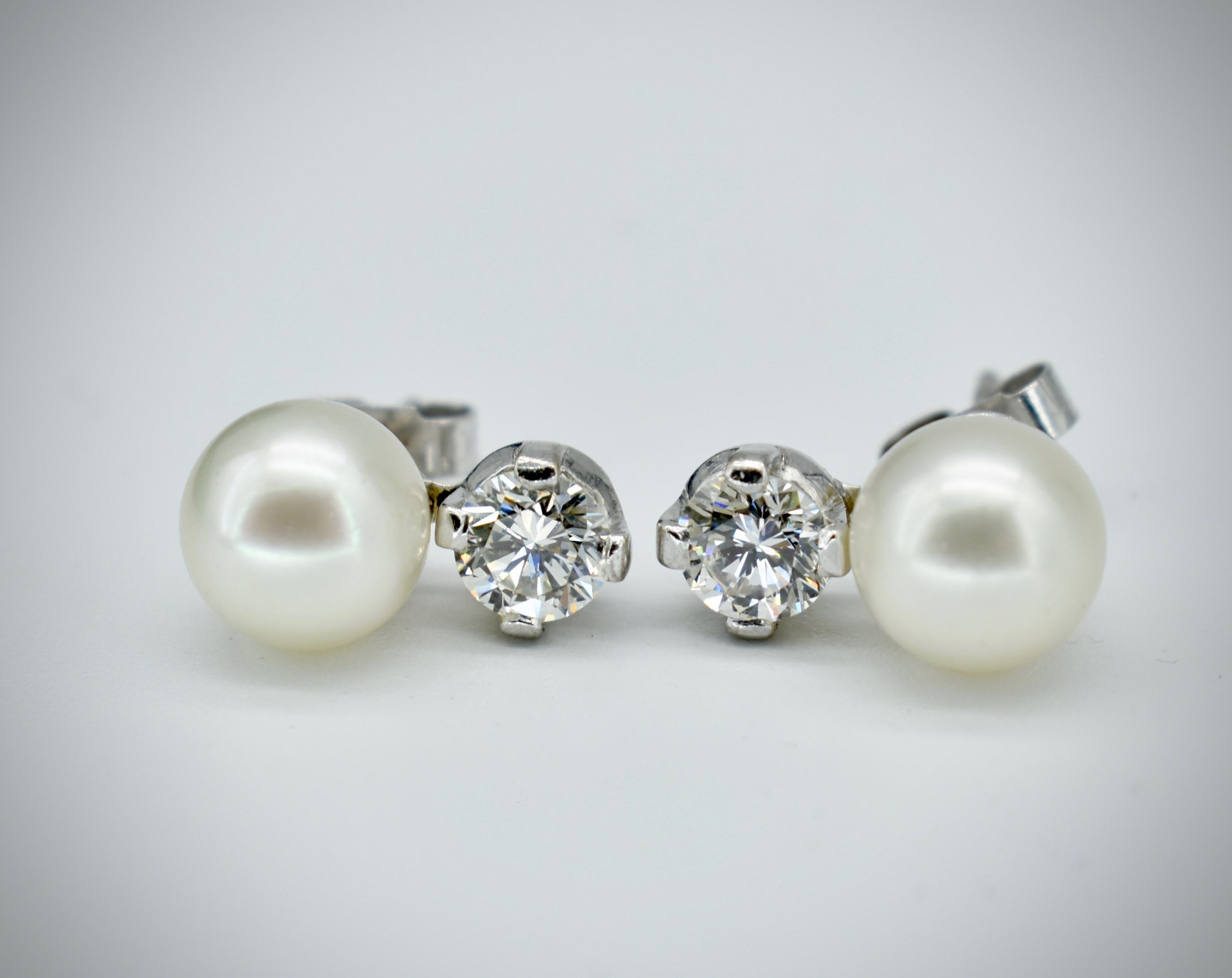 A PAIR OF HALLMARKED 18CT GOLD AND PEARL DIAMOND EARRINGS - Image 3 of 3