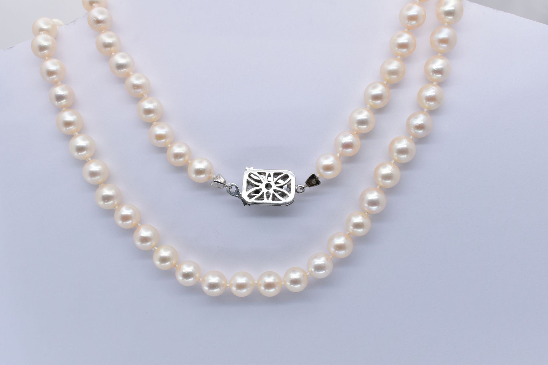 AN 18CT GOLD SAPPHIRE SINGLE STRAND PEARL NECKLACE - Image 3 of 4