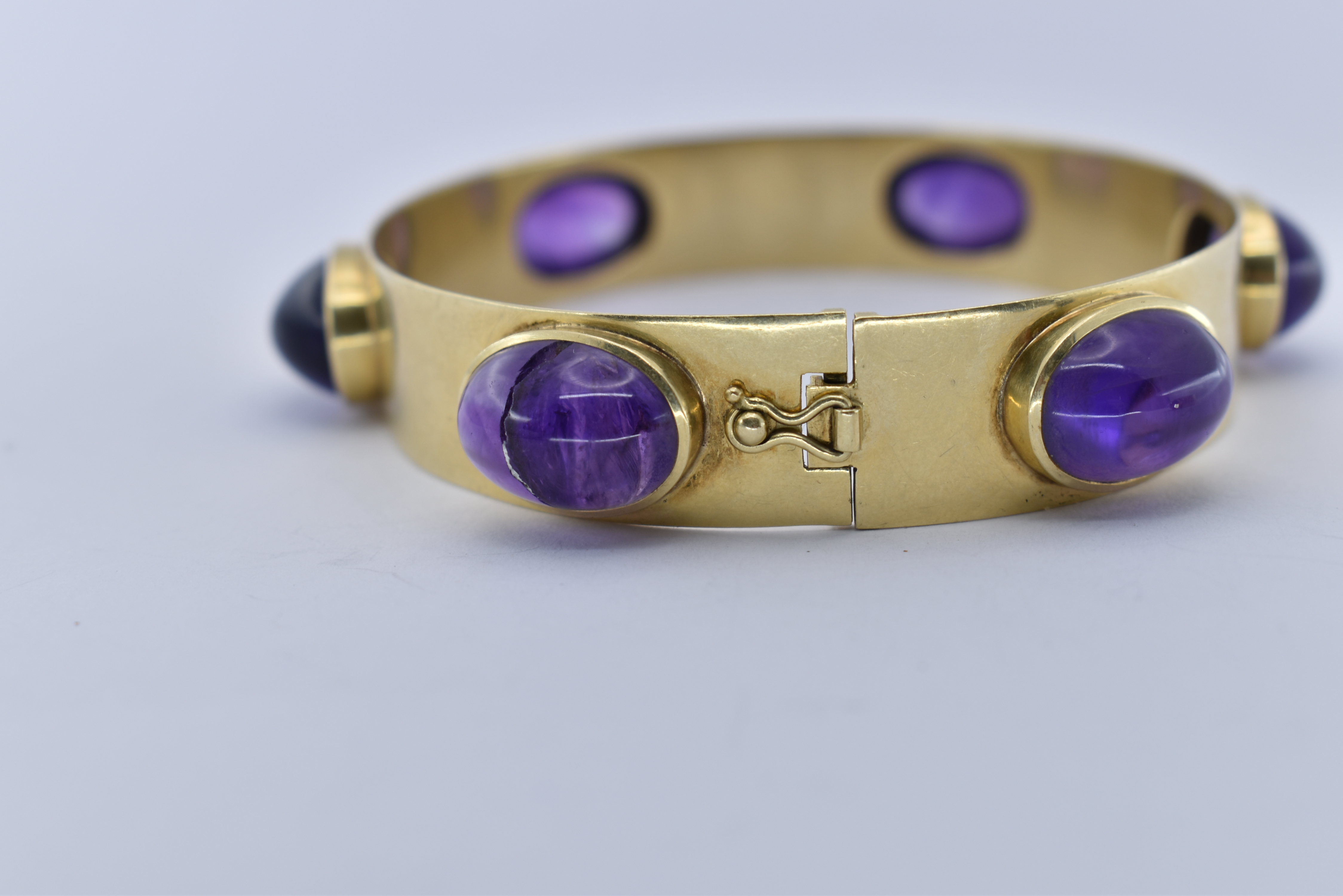 A 14CT GOLD AND AMETHYST BANGLE AND RING SUITE - Image 11 of 14