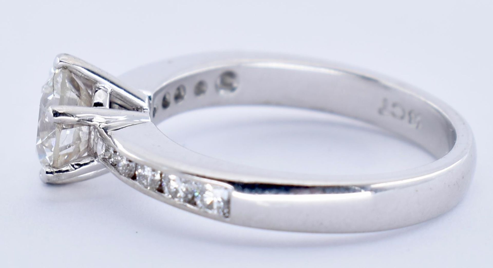 18CT WHITE & DIAMOND SOLITAIRE RING - Image 3 of 6