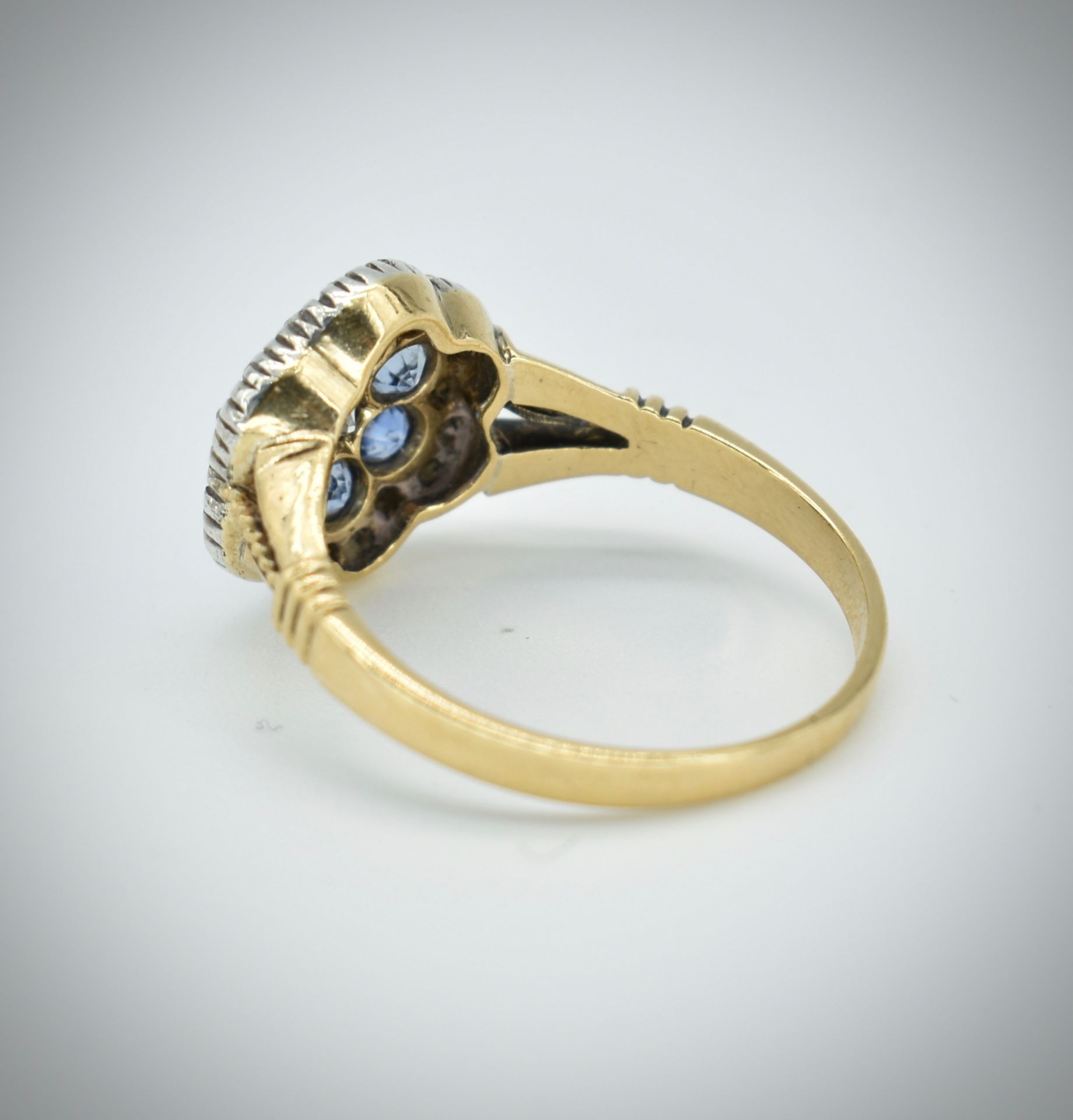 18CT GOLD PLATINUM SAPPHIRE & DIAMOND CLUSTER RING - Image 2 of 4