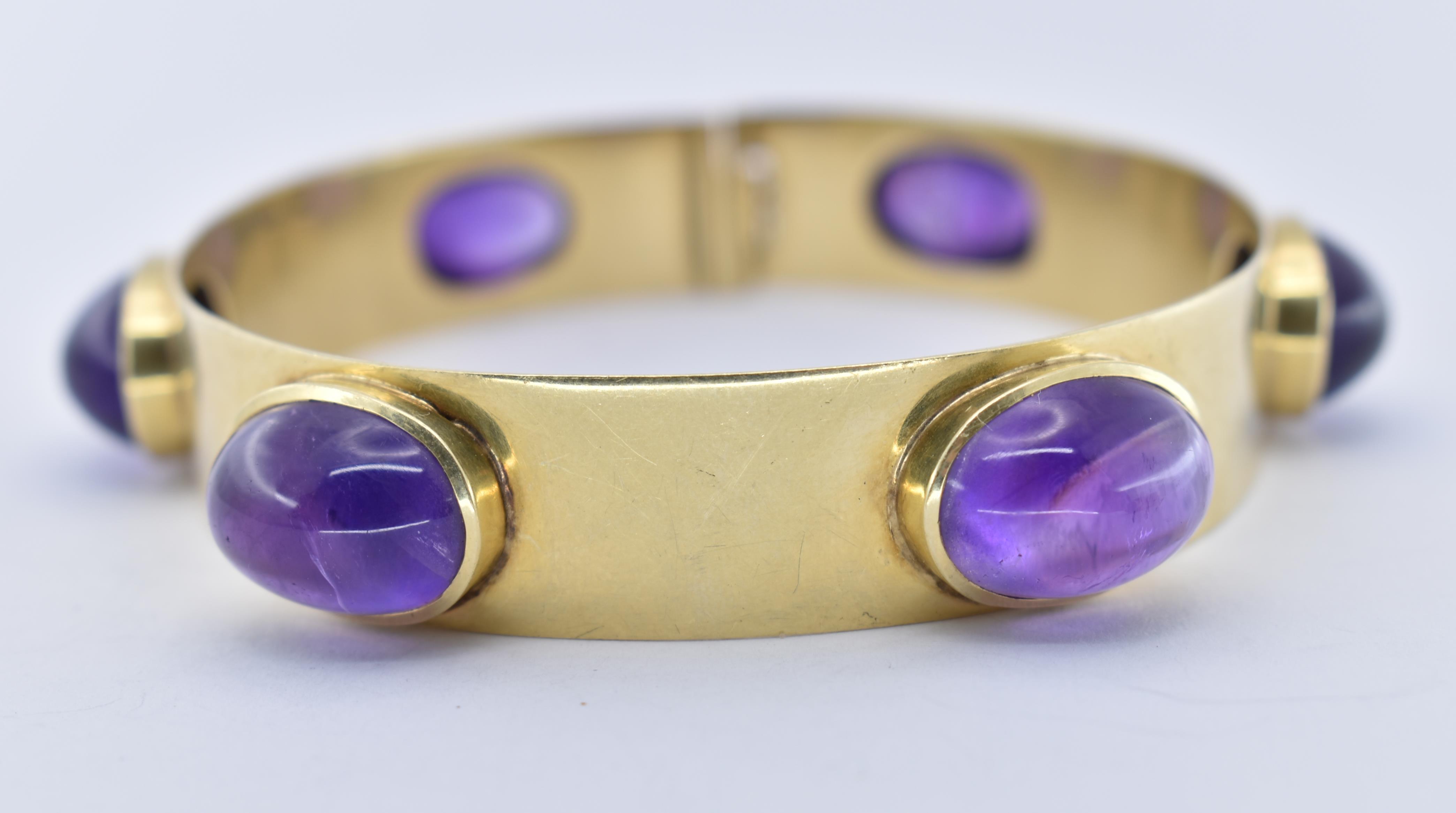 A 14CT GOLD AND AMETHYST BANGLE AND RING SUITE - Image 8 of 14