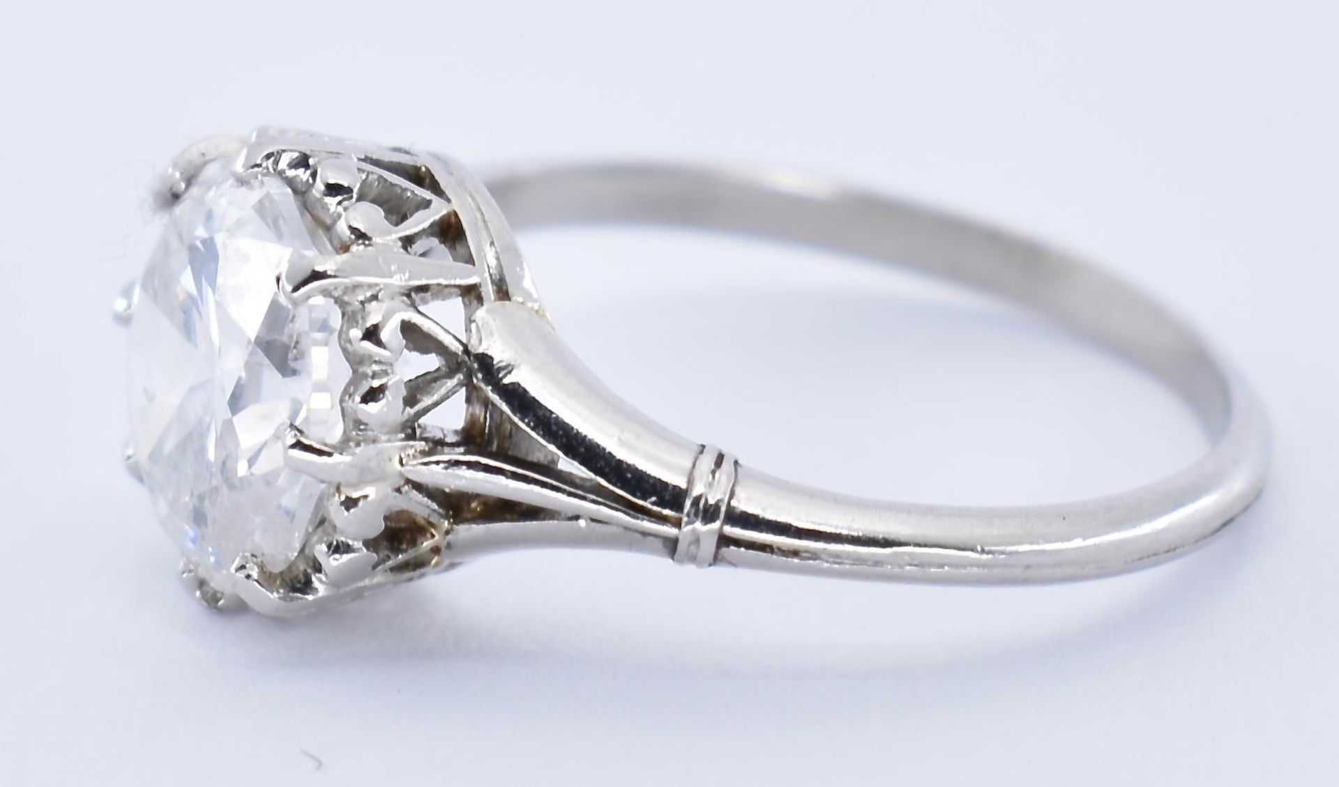 PLATINUM AND DIAMOND SOLITAIRE RING - Image 3 of 4