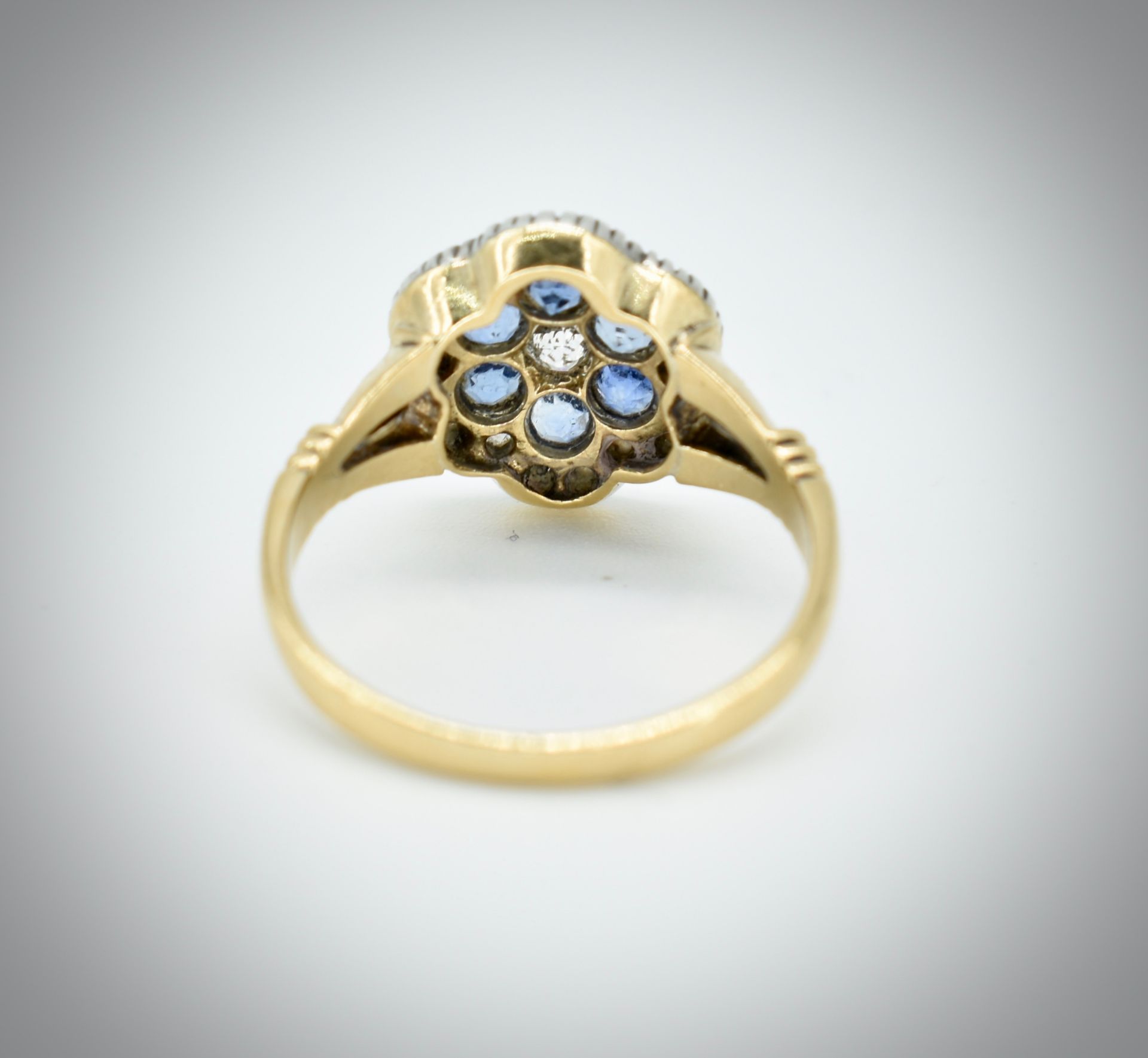 18CT GOLD PLATINUM SAPPHIRE & DIAMOND CLUSTER RING - Image 4 of 4