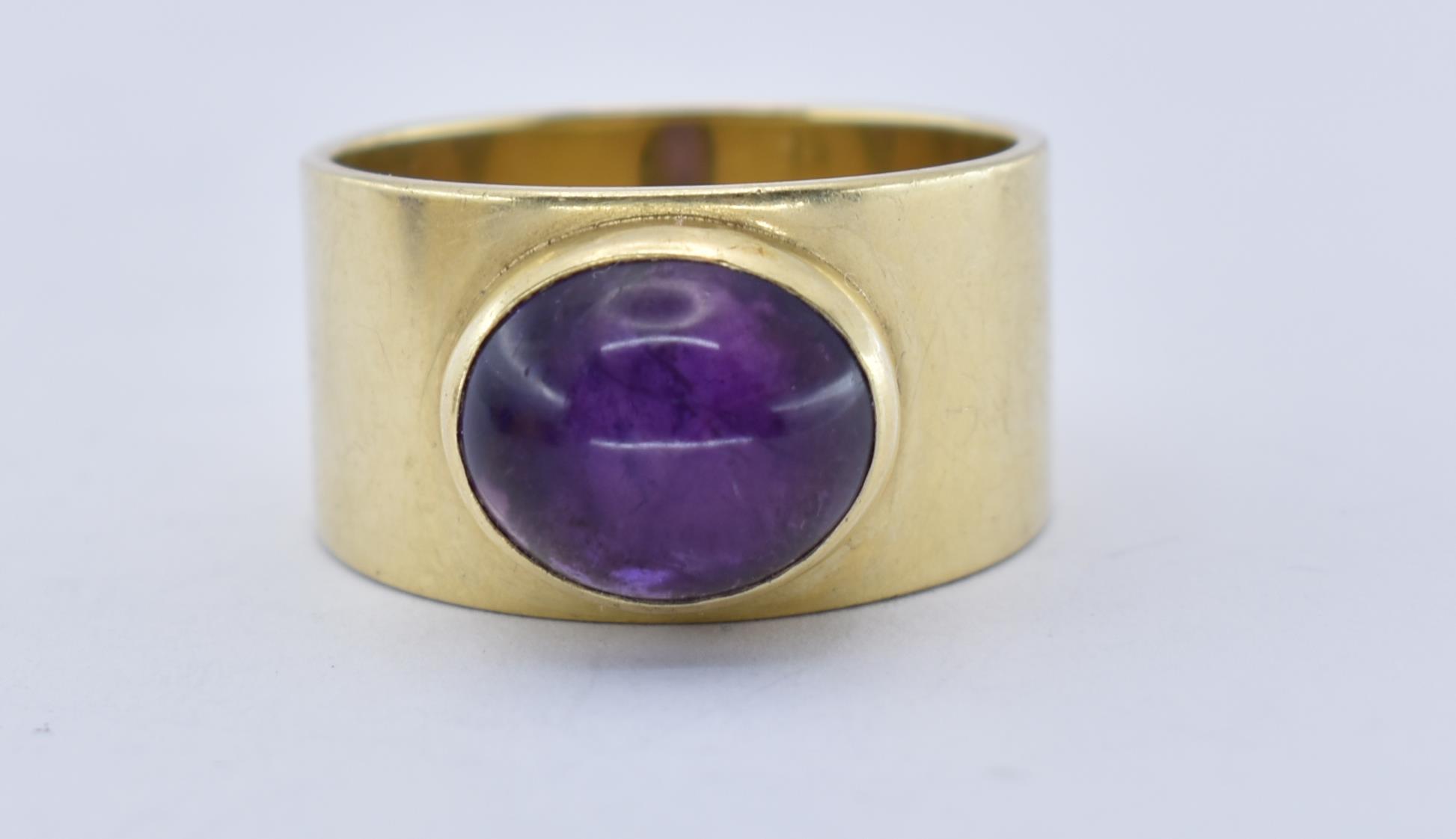 A 14CT GOLD AND AMETHYST BANGLE AND RING SUITE - Image 12 of 14