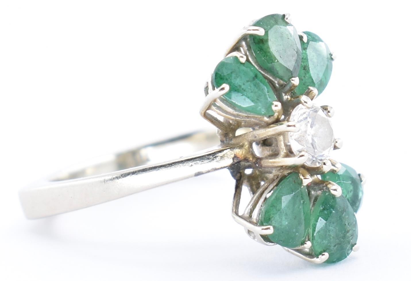 AN 18CT GOLD EMERALD AND DIAMOND CLUSTER RING - Image 5 of 6