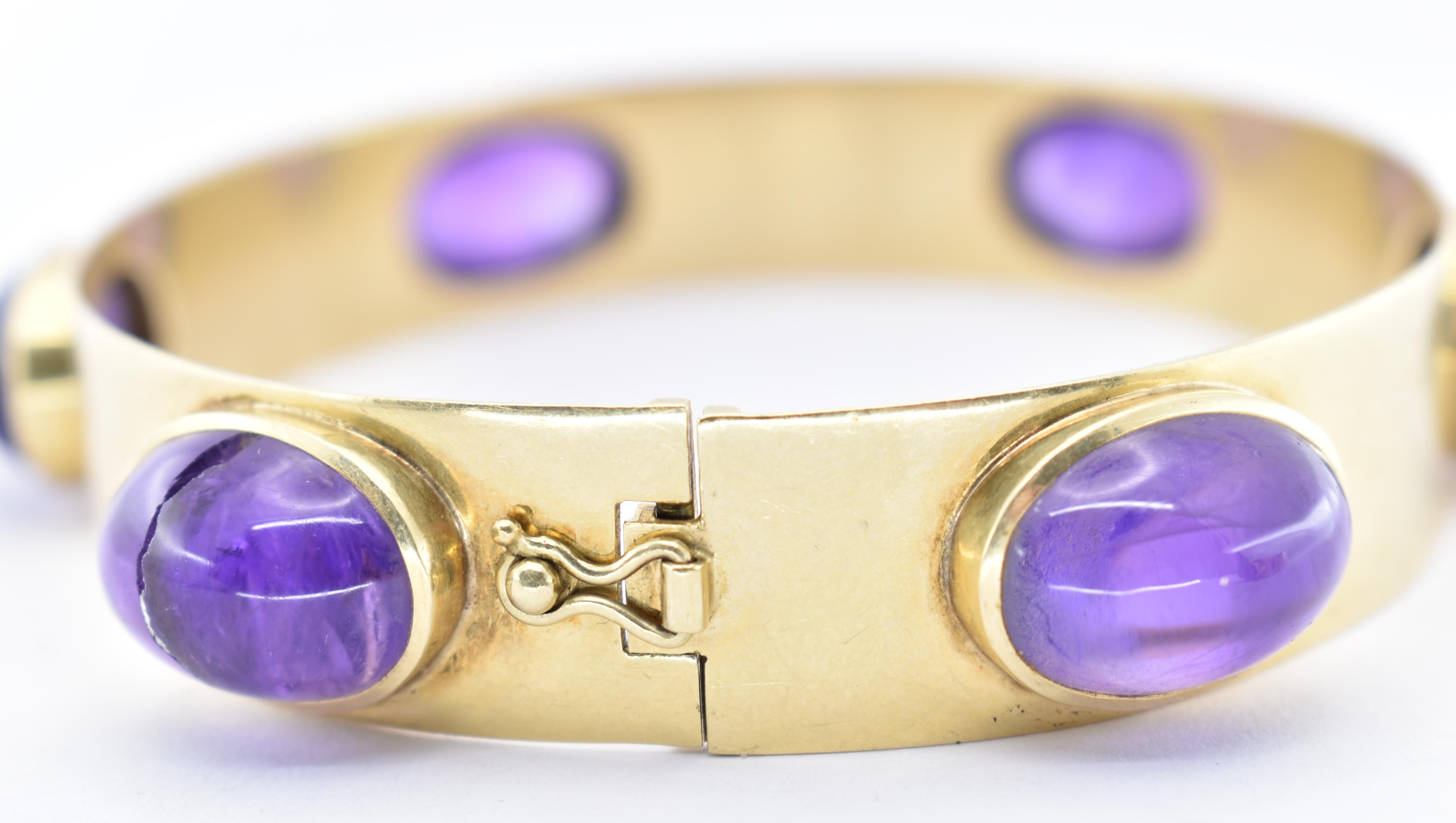 A 14CT GOLD AND AMETHYST BANGLE AND RING SUITE - Image 4 of 14