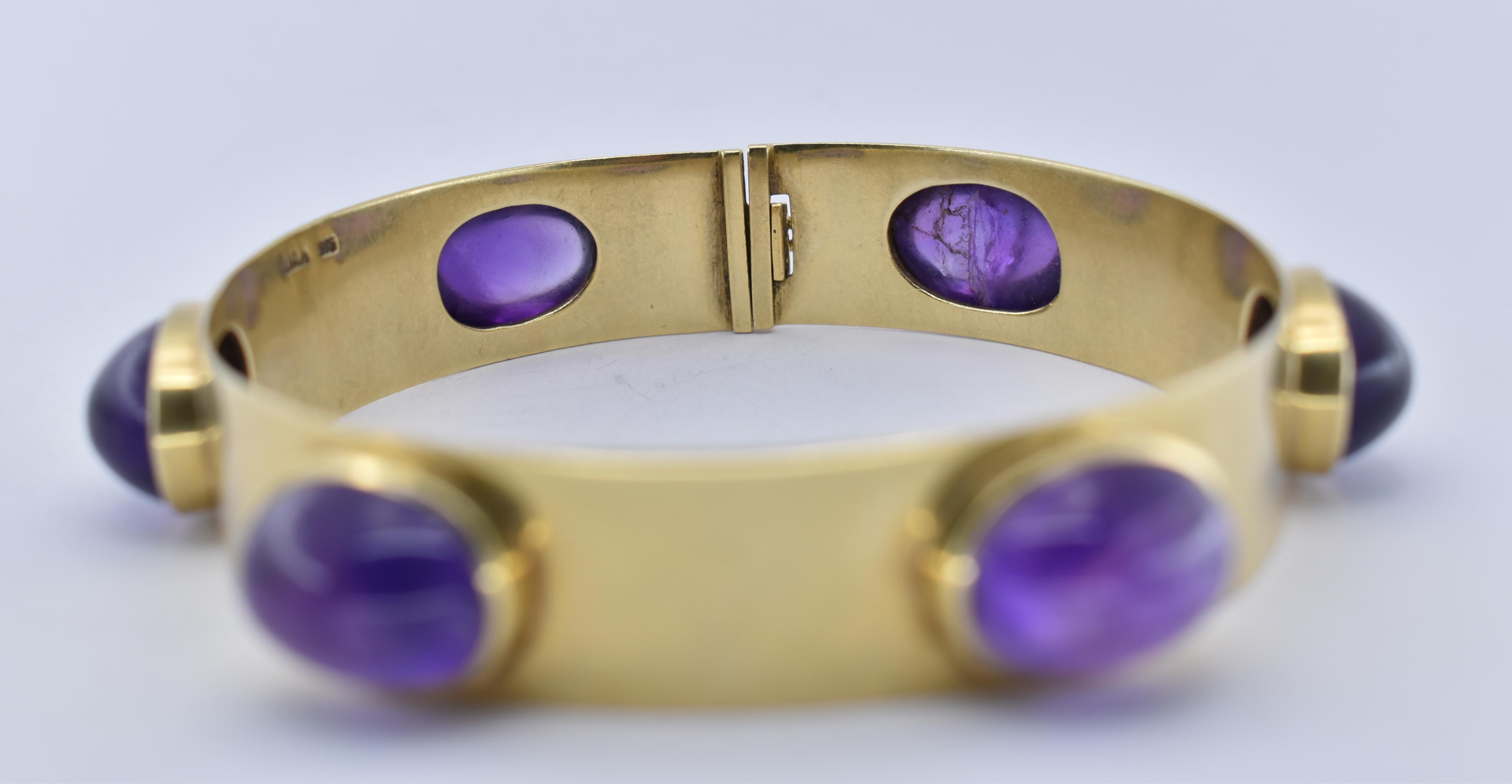 A 14CT GOLD AND AMETHYST BANGLE AND RING SUITE - Image 9 of 14