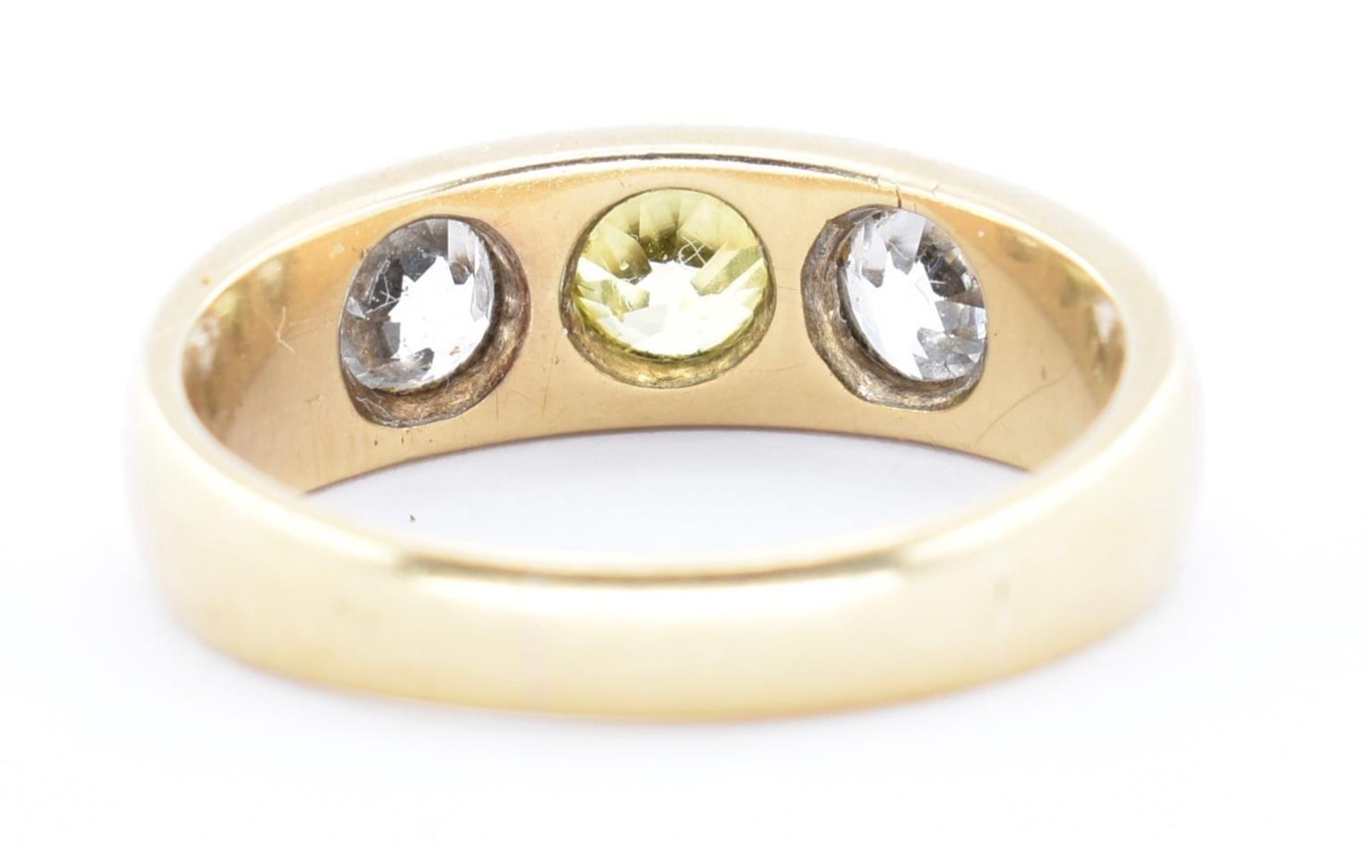 AN 18CT GOLD THREE STONE DIAMOND RING - Image 3 of 5