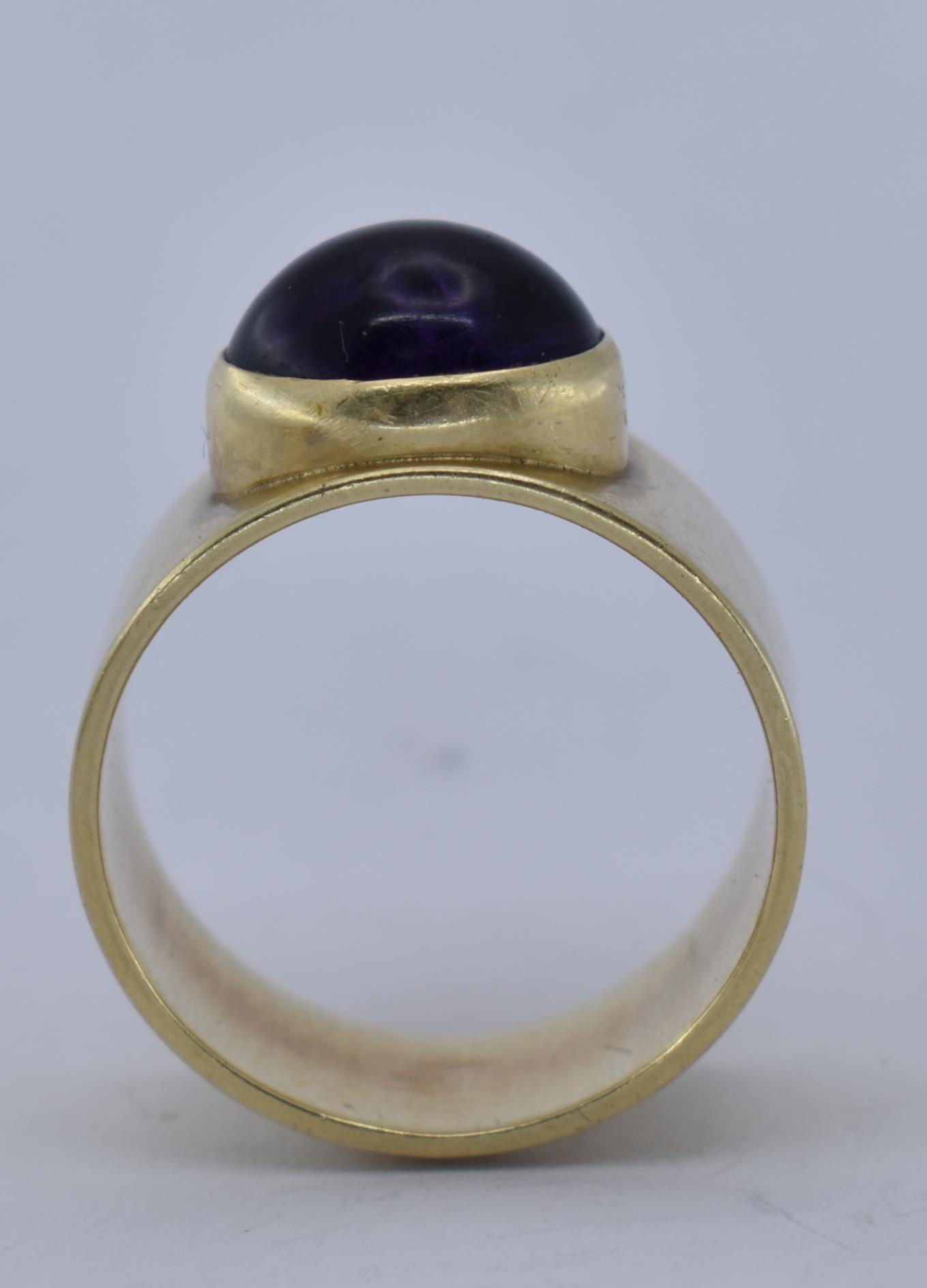 A 14CT GOLD AND AMETHYST BANGLE AND RING SUITE - Image 14 of 14