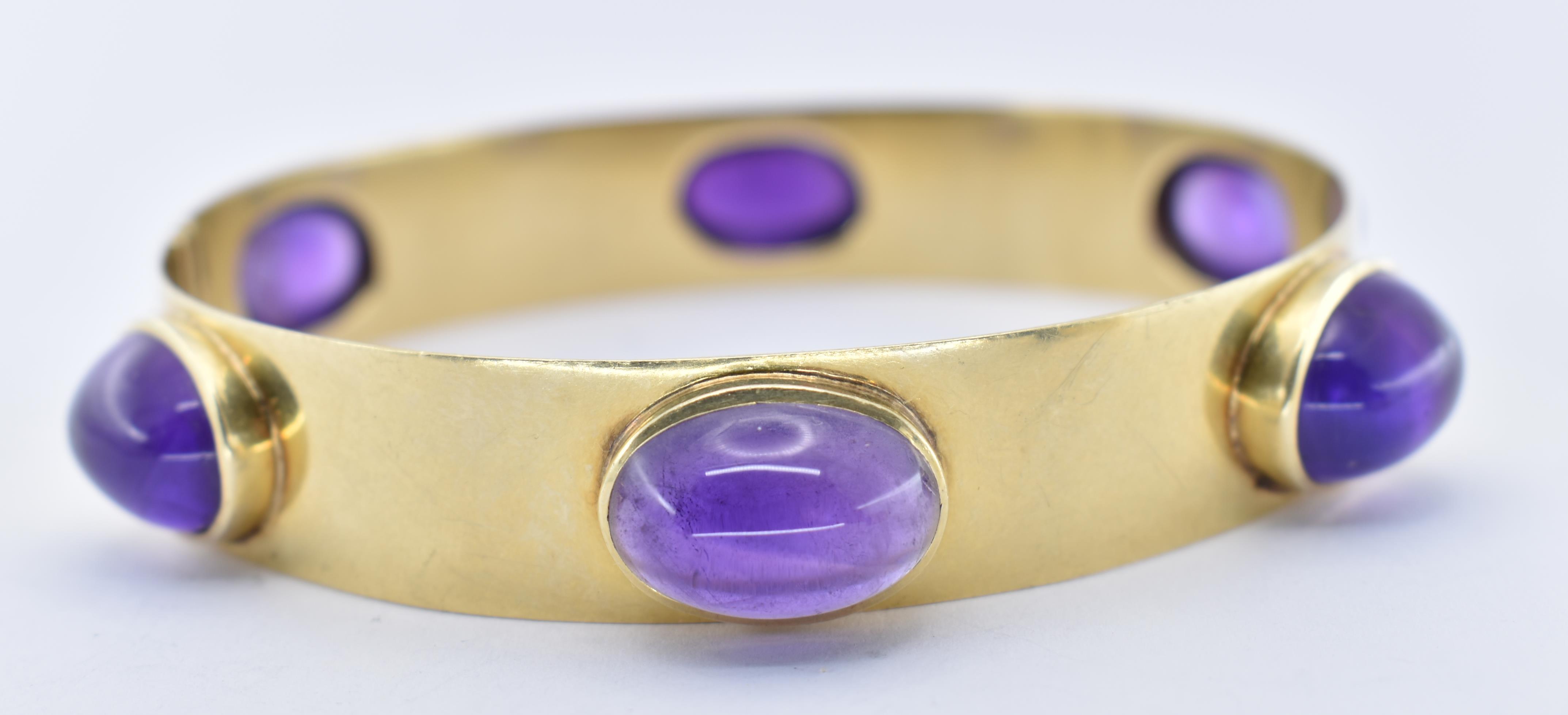 A 14CT GOLD AND AMETHYST BANGLE AND RING SUITE - Image 7 of 14