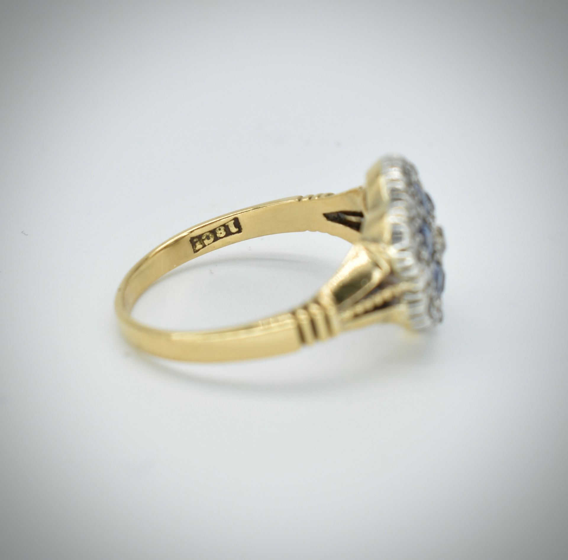 18CT GOLD PLATINUM SAPPHIRE & DIAMOND CLUSTER RING - Image 3 of 4