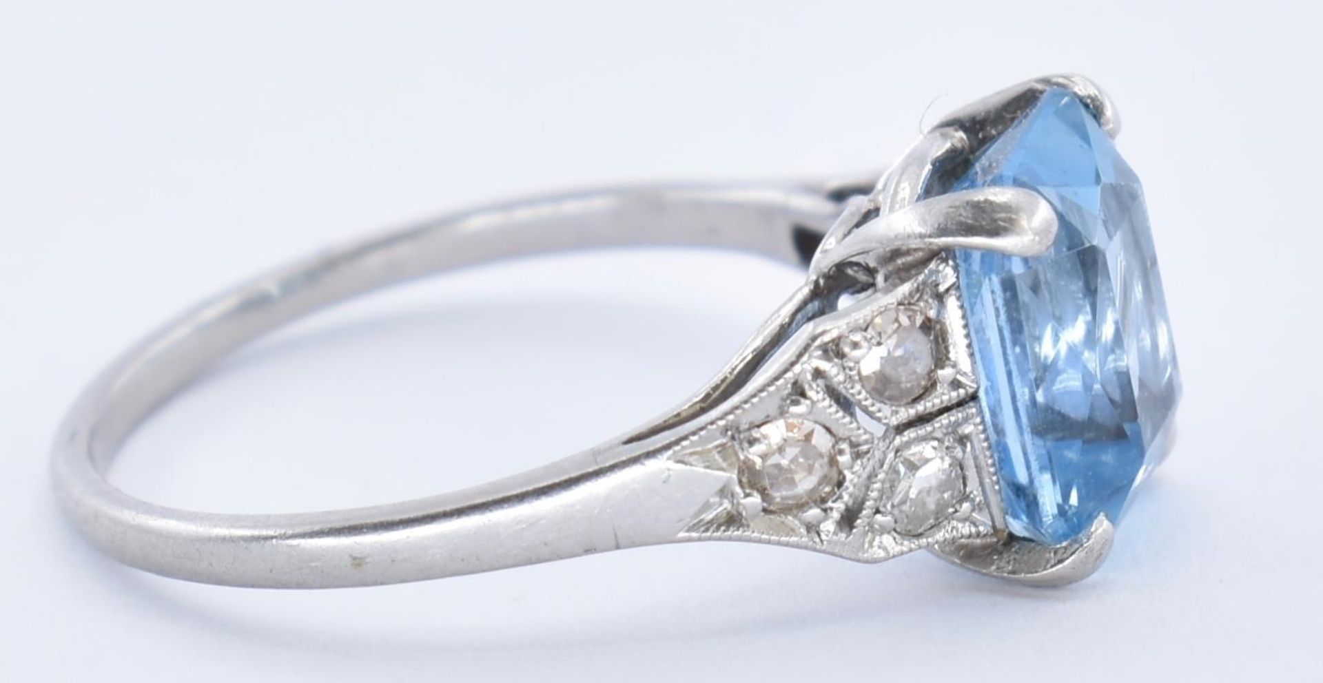 1920'S PLATINUM AQUAMARINE AND DIAMOND RING - Image 2 of 4