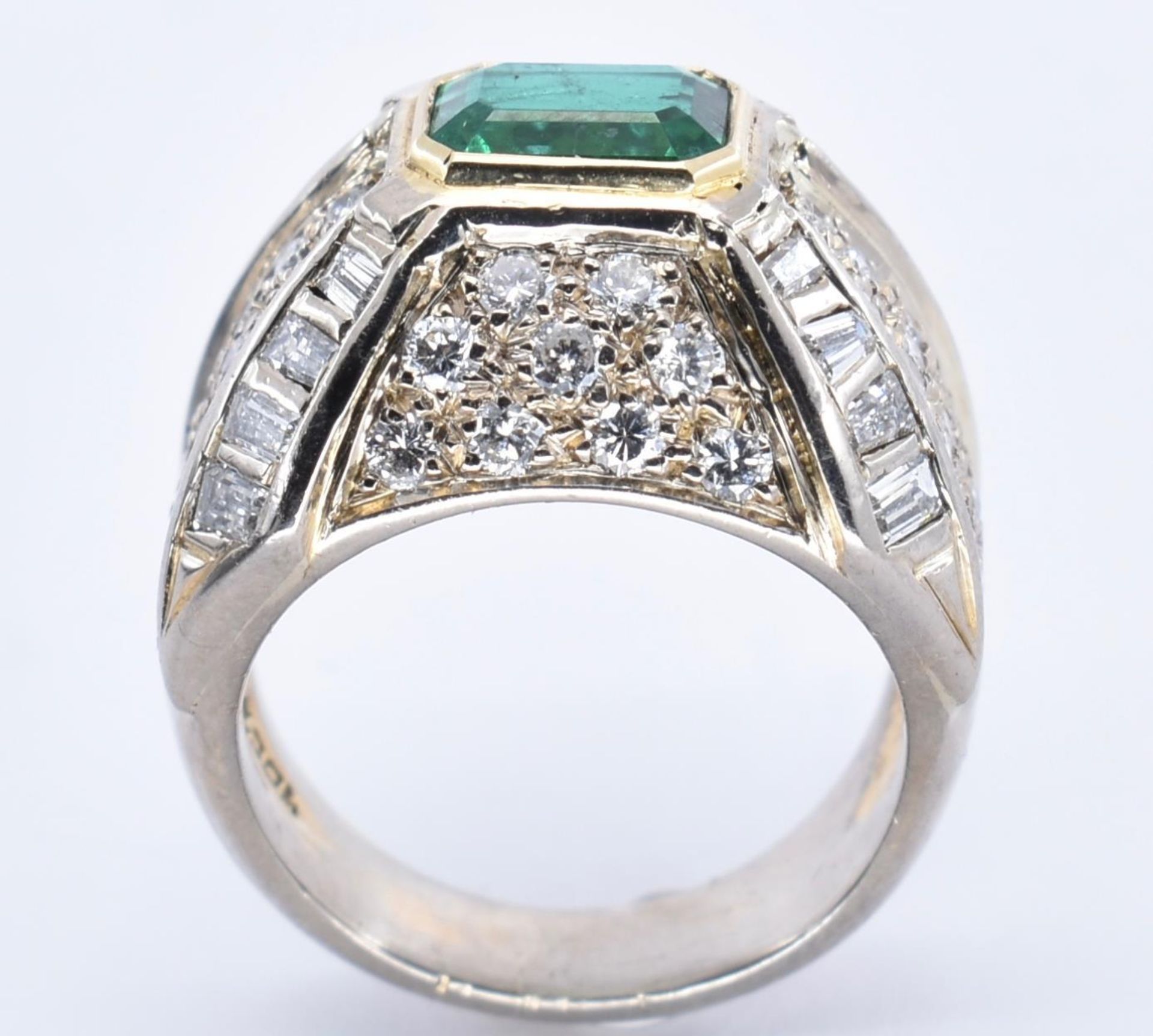 18CT GOLD EMERALD AND DIAMOND SET BOMBE RING - Image 6 of 7