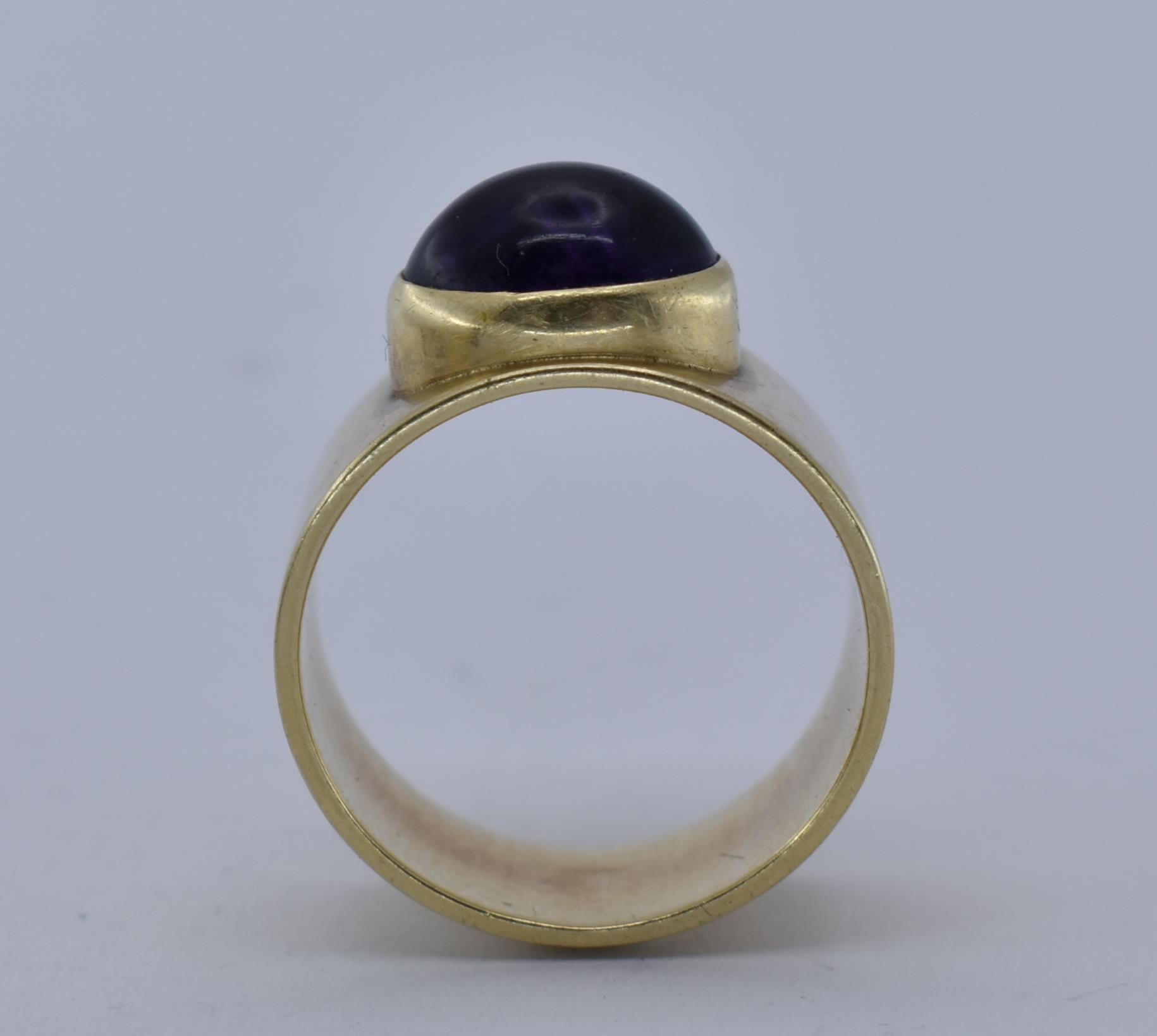 A 14CT GOLD AND AMETHYST BANGLE AND RING SUITE - Image 13 of 14