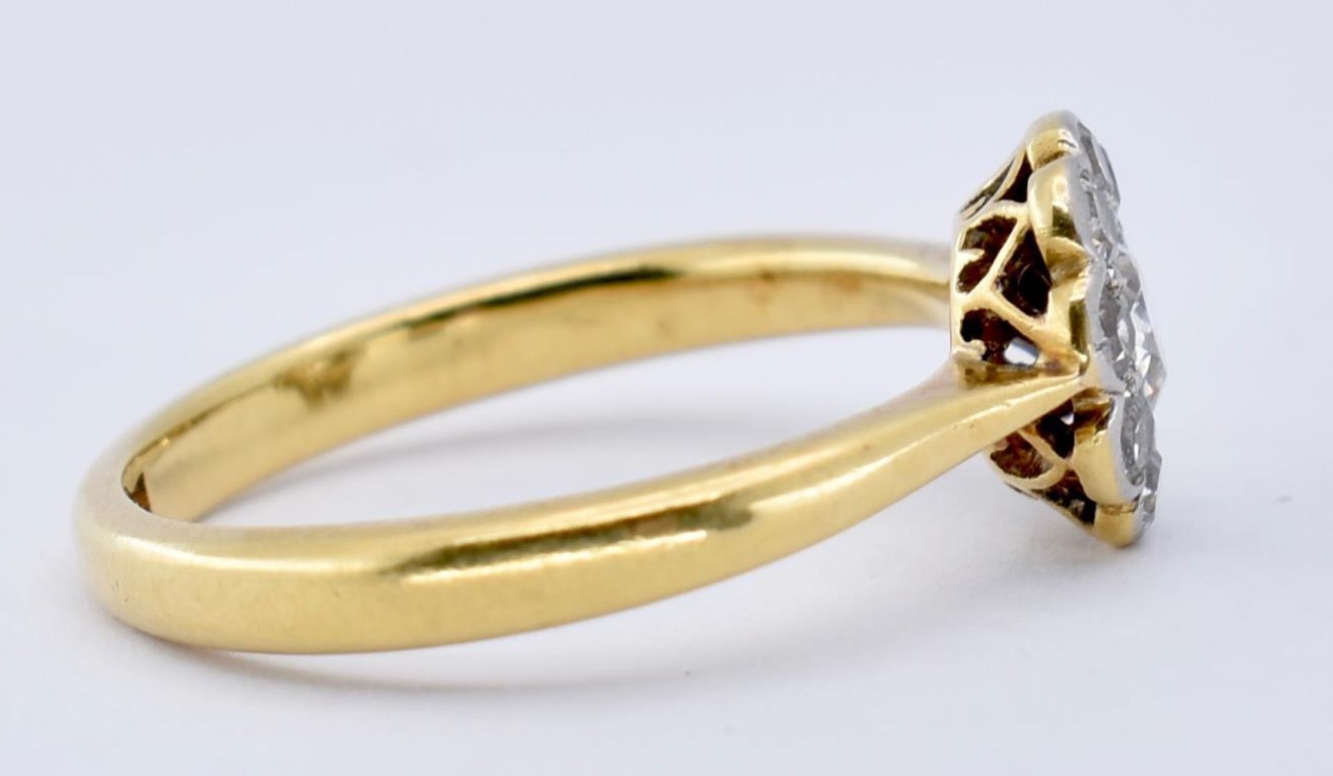 18CT GOLD PLATINUM DIAMOND CLUSTER RING - Image 3 of 6