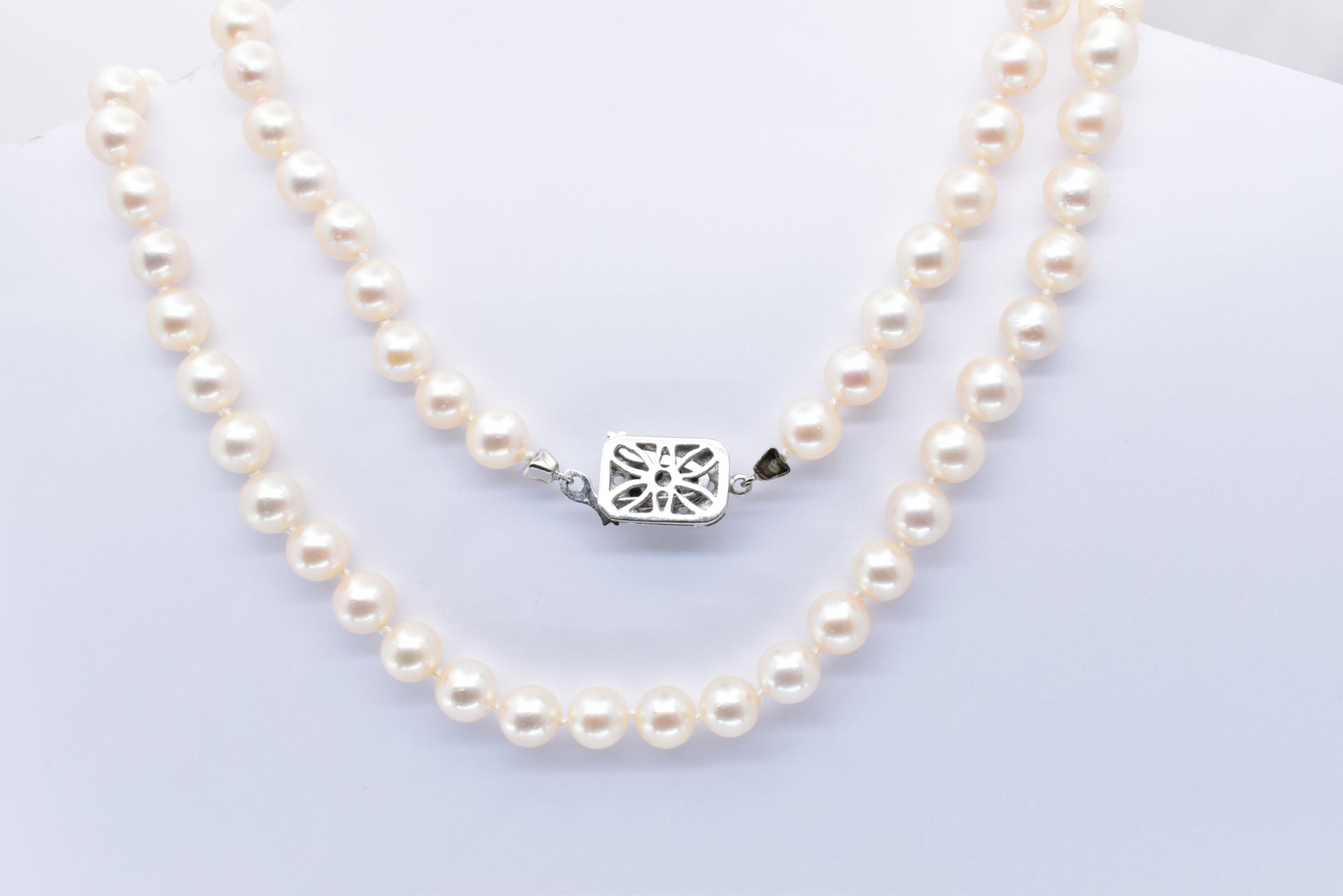 AN 18CT GOLD SAPPHIRE SINGLE STRAND PEARL NECKLACE - Image 4 of 4