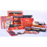 COLLECTION OF ASSORTED HORNBY 00 GAUGE MODEL RAILWAY ITEMS