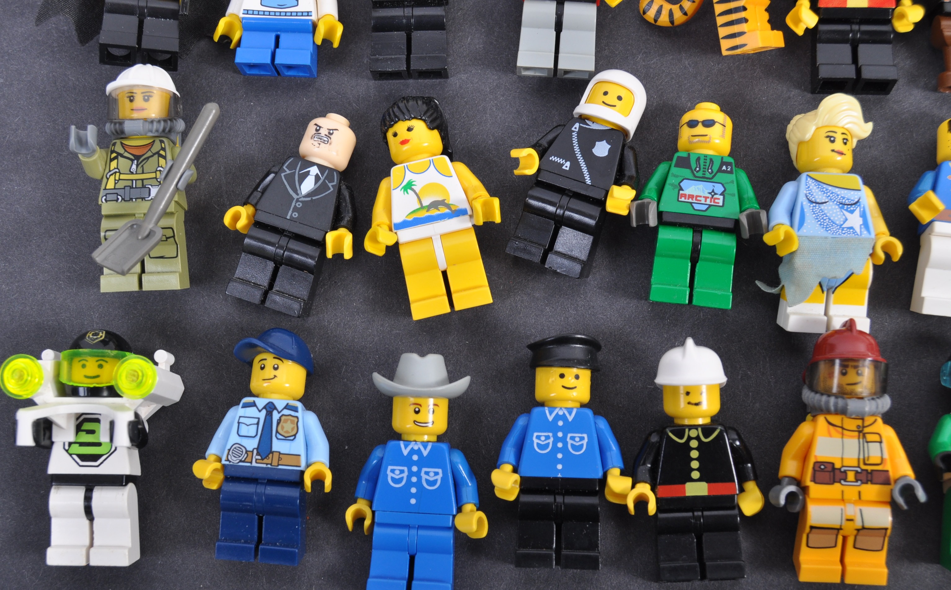LEGO - LARGE COLLECTION OF LEGO MINIFIGURES - Image 2 of 5