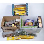 COLLECTION OF ASSORTED MODEL RAILWAY TRAINSET ACCESSORIES