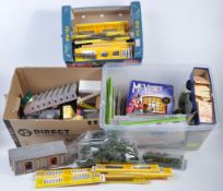 COLLECTION OF ASSORTED MODEL RAILWAY TRAINSET ACCESSORIES