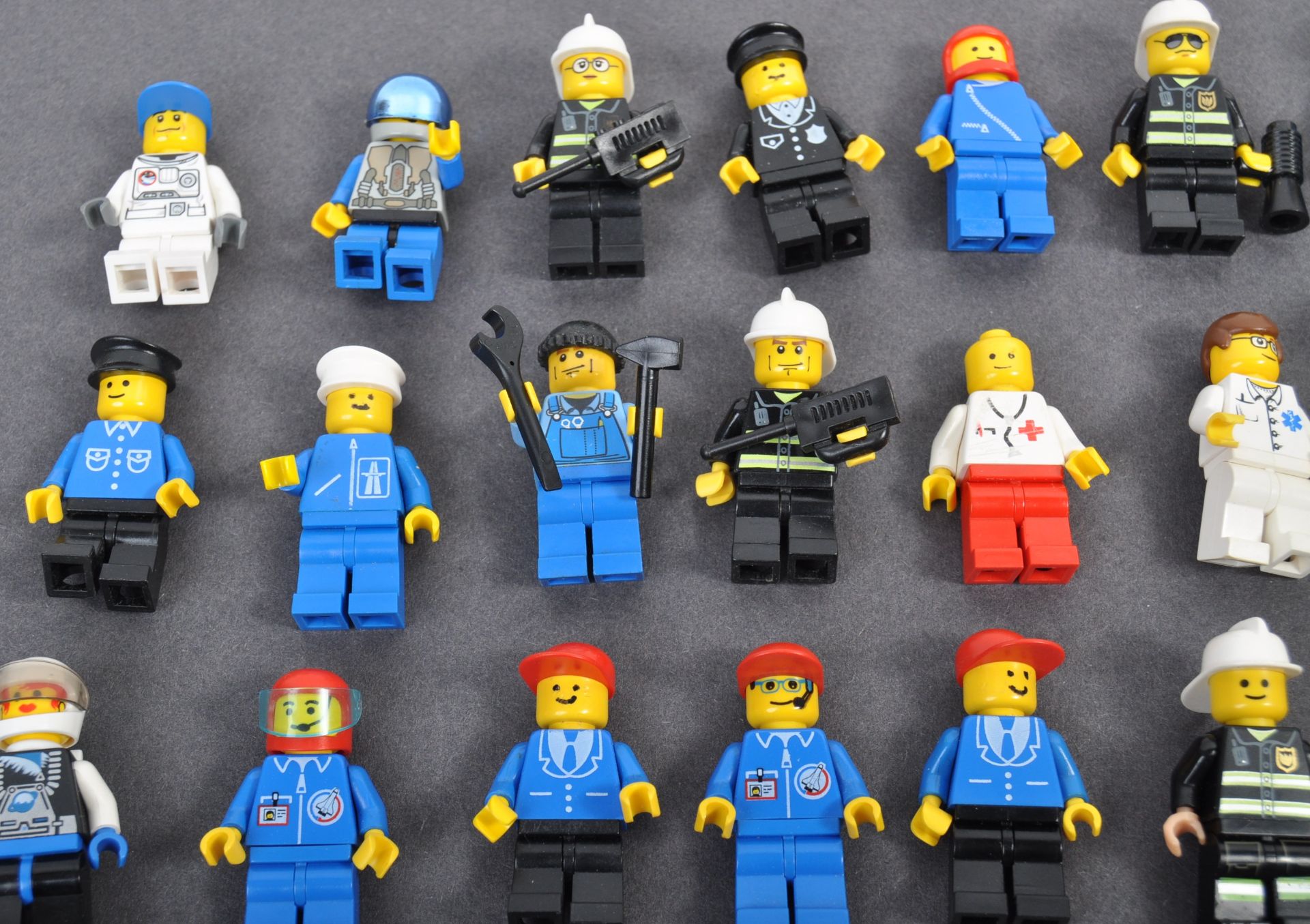 LEGO - LARGE COLLECTION OF LEGO MINIFIGURES - Bild 2 aus 6