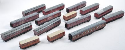 COLLECTION OF 00 GAUGE MODEL RAILWAY TRAINSET CARRIAGES