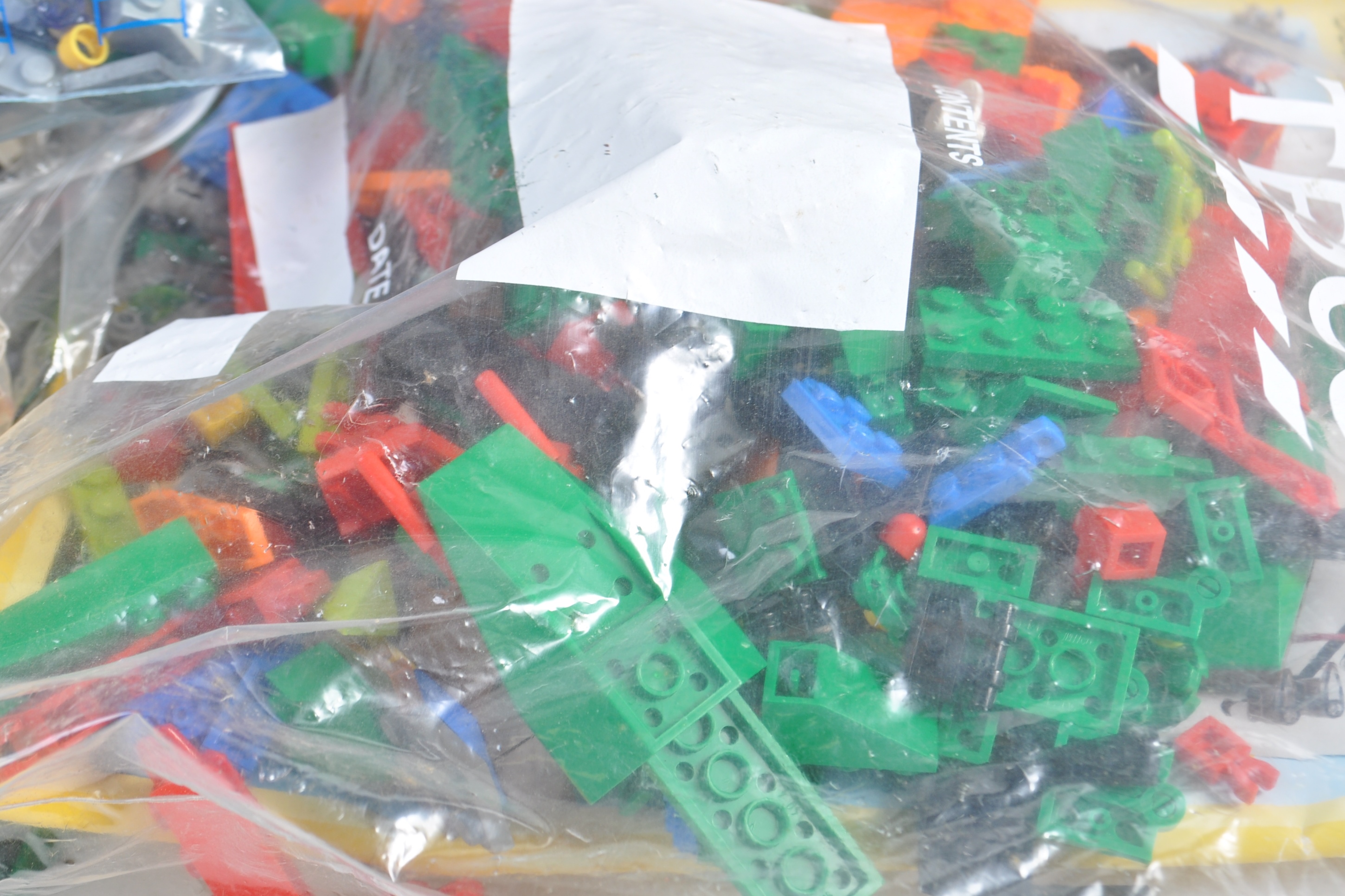 LARGE COLLECTION OF ASSORTED LEGO BRICKS AND ACCESSORIES - Image 4 of 10