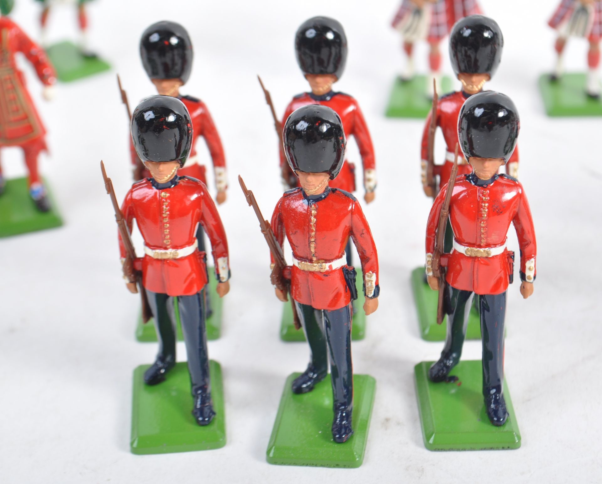 COLLECTION OF VINTAGE BRITAINS MODEL SOLDIERS - Bild 13 aus 20