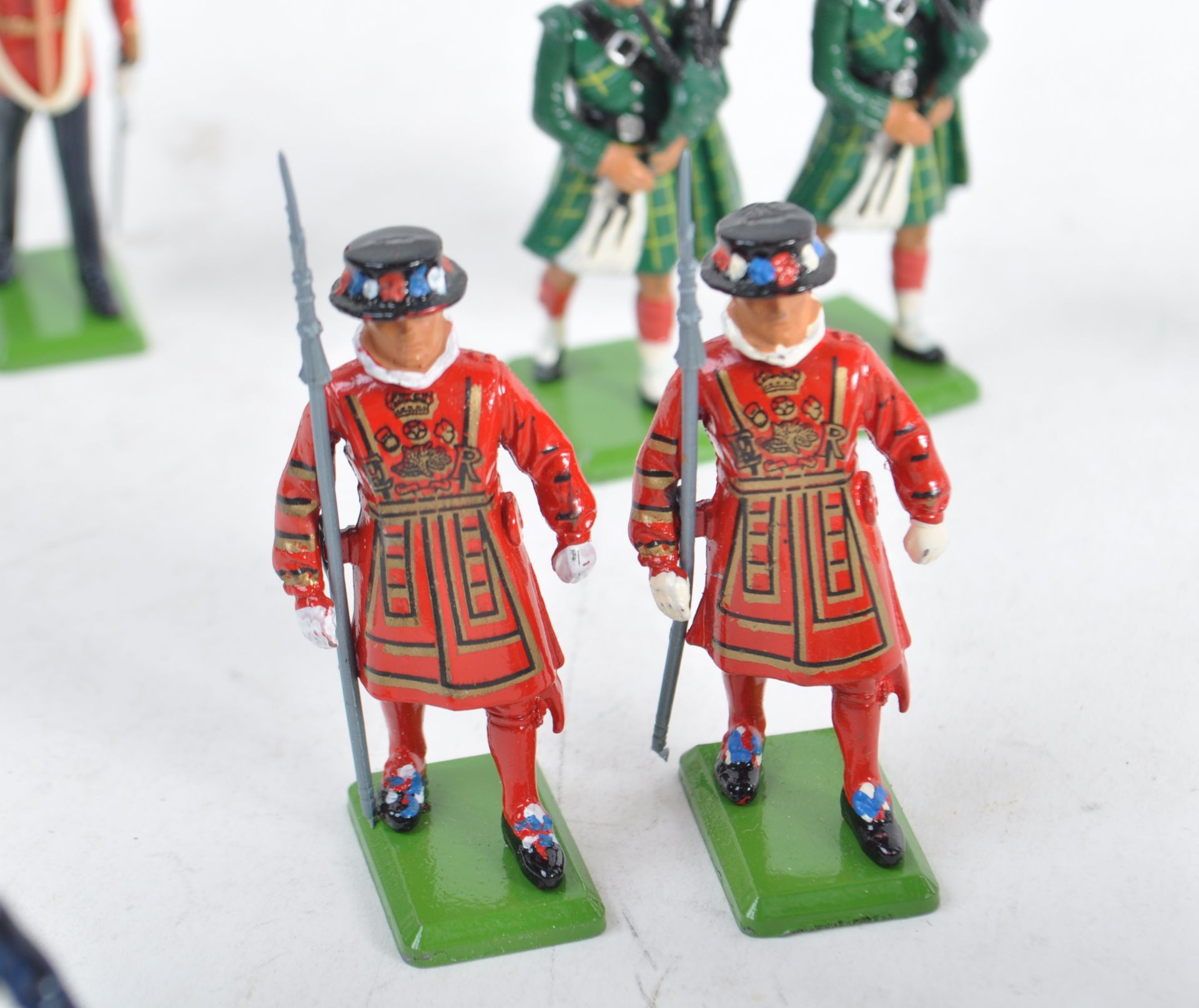 COLLECTION OF VINTAGE BRITAINS MODEL SOLDIERS - Bild 16 aus 20