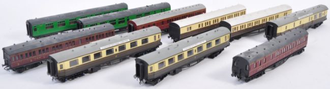 COLLECTION OF ASSORTED 00 GAUGE MODEL RAILWAY CARRIAGES