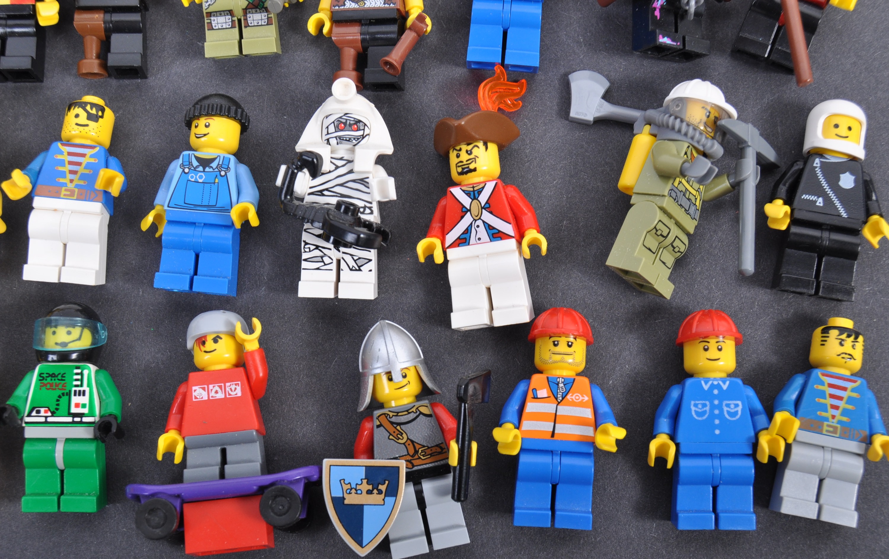 LEGO - LARGE COLLECTION OF LEGO MINIFIGURES - Image 3 of 5