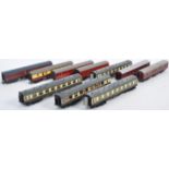 COLLECTION OF ASSORTED 00 GAUGE MODEL RAILWAY CARRIAGES