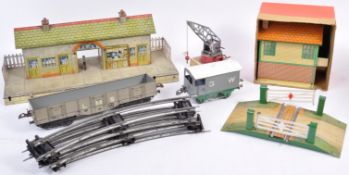 COLLECTION OF ASSORTED HORNBY SERIES 0 GAUGE RAILWAY ITEMS