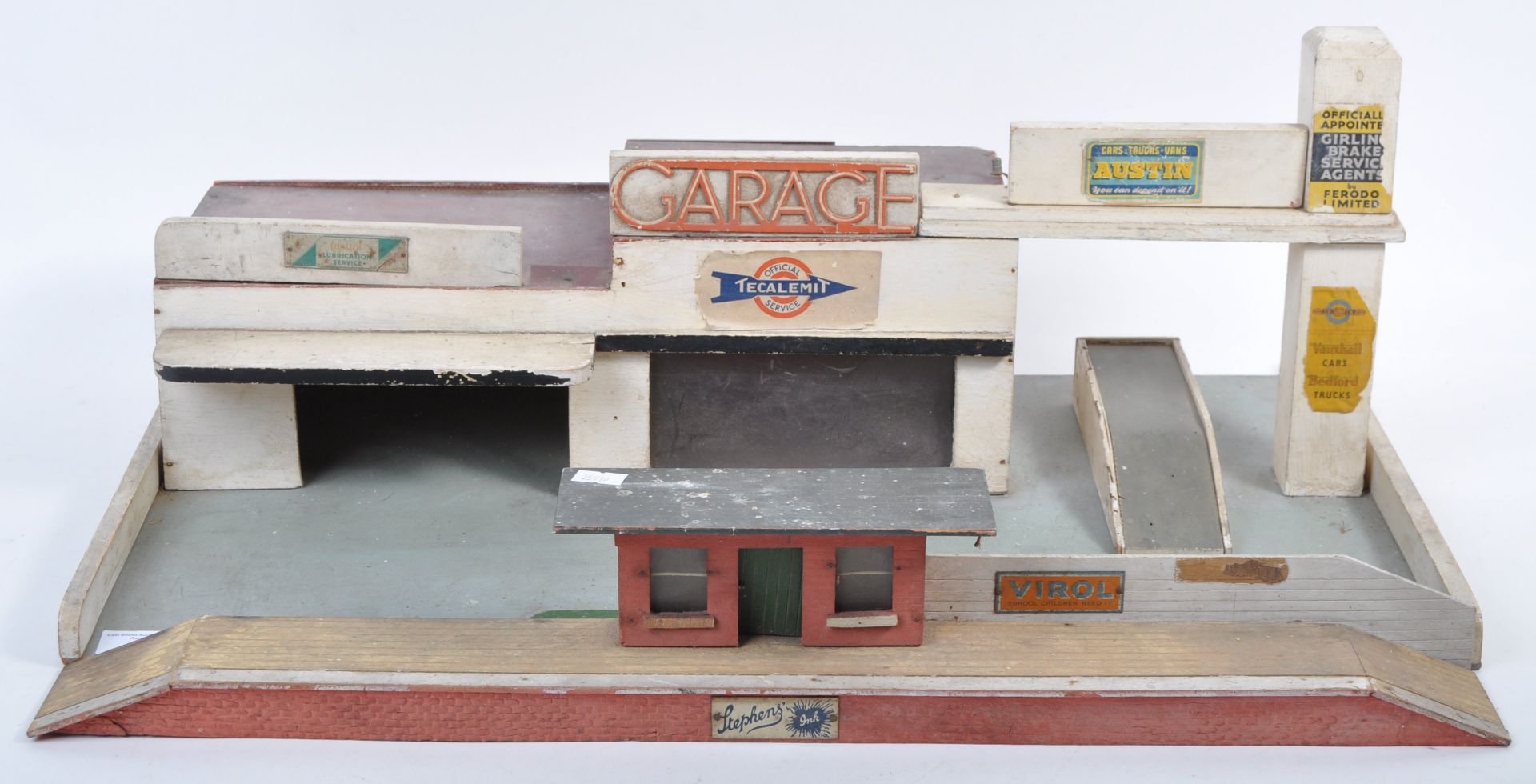 VINTAGE 1950S AMERSHAM TOYS MADE MODEL TOY GARAGE