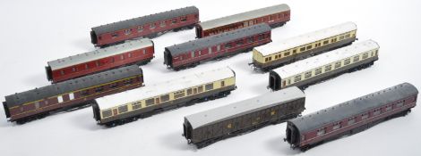 COLLECTION OF MAINLINE & AIRFIX 00 GAUGE MODEL RAILWAY CARRIAGES