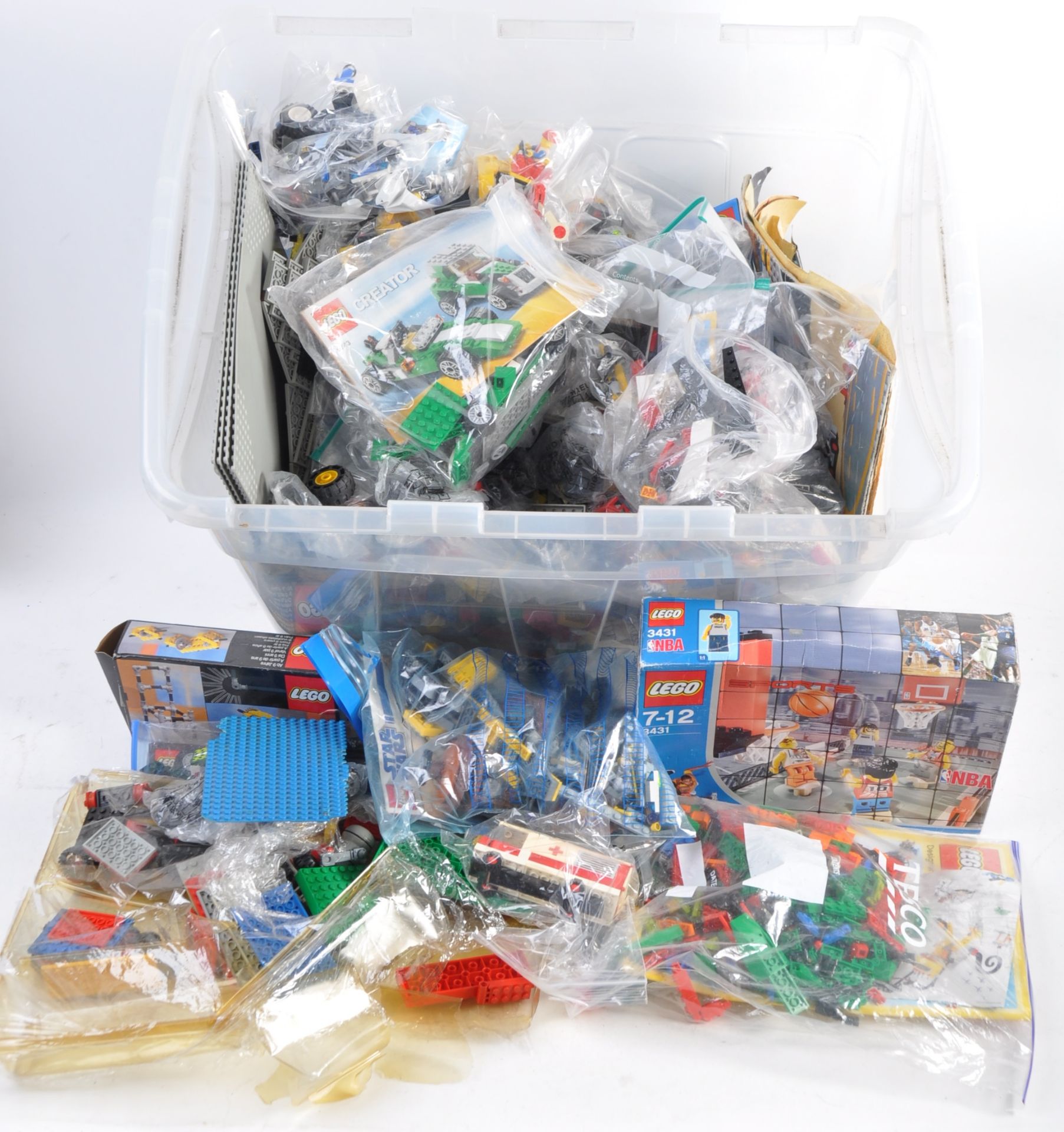 LARGE COLLECTION OF ASSORTED LEGO BRICKS AND ACCESSORIES