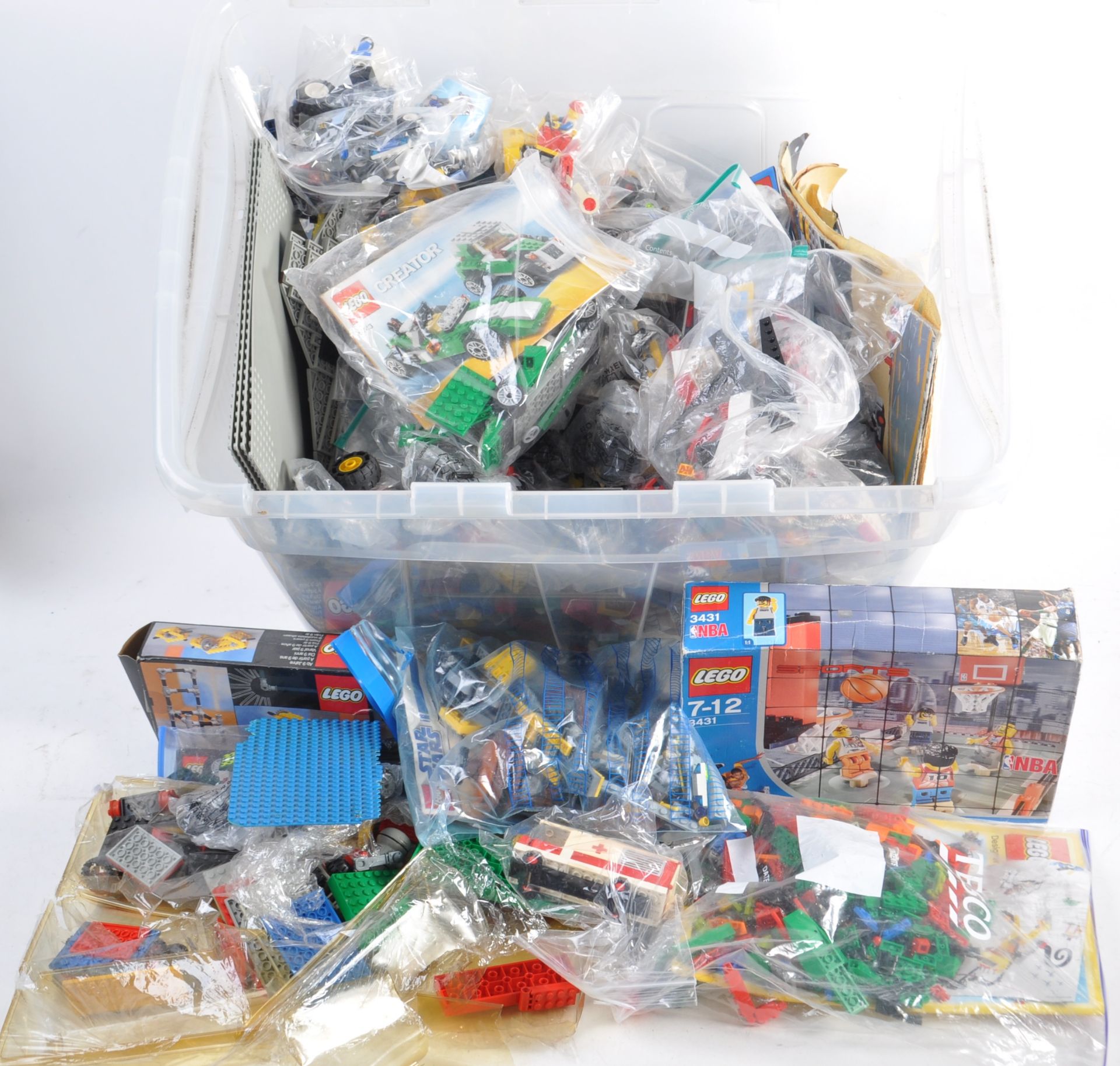 LARGE COLLECTION OF ASSORTED LEGO BRICKS AND ACCESSORIES - Bild 2 aus 10