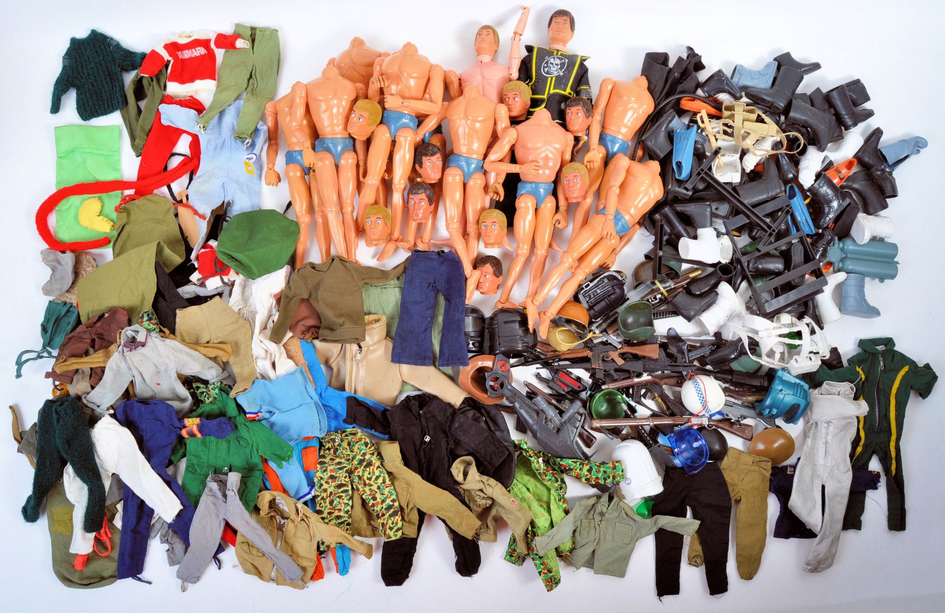 LARGE COLLECTION OF PALITOY ACTION MAN UNIFROM & ACCESSORIES
