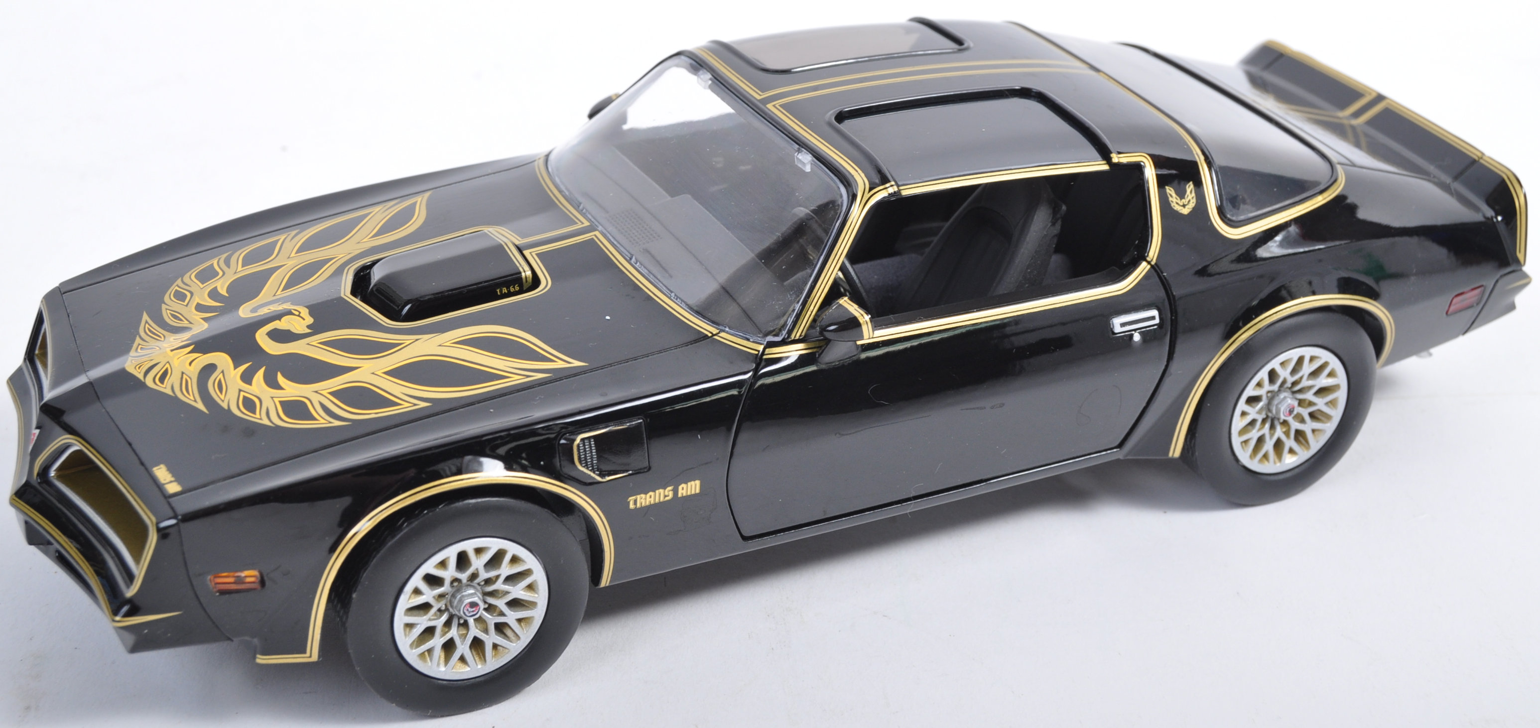 GREENLIGHT COLLECTIBLES 1/8 SCALE SMOKEY & THE BANDIT DIECAST - Image 2 of 4