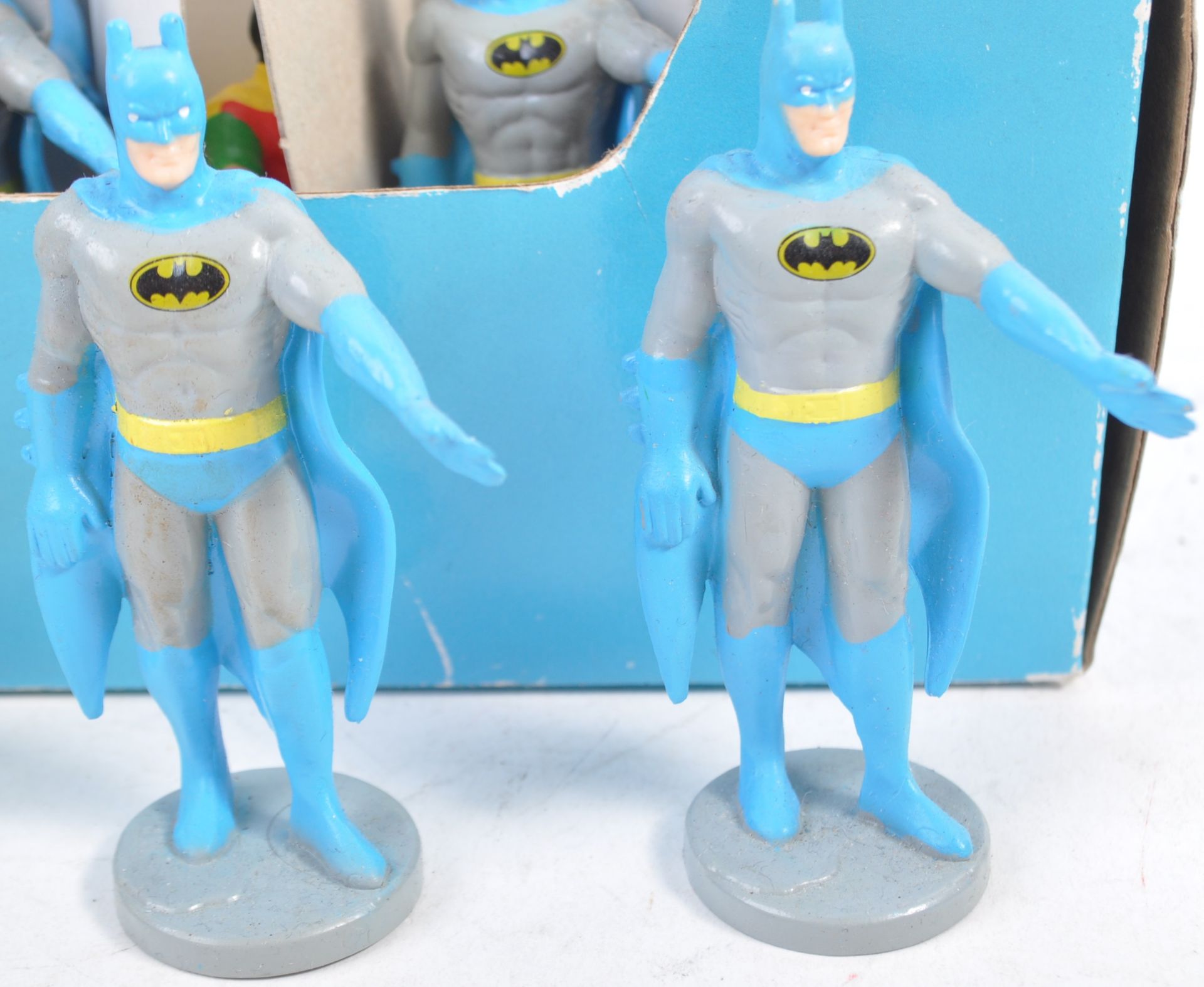 VINTAGE 1980S PRESENTS BATMAN COUNTER TOP STOCK BOX OF FIGURES - Bild 3 aus 7