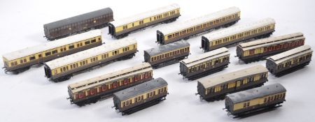 COLLECTION OF OO GAUGE MODEL RAILWAY CARRIAGES / COACHES