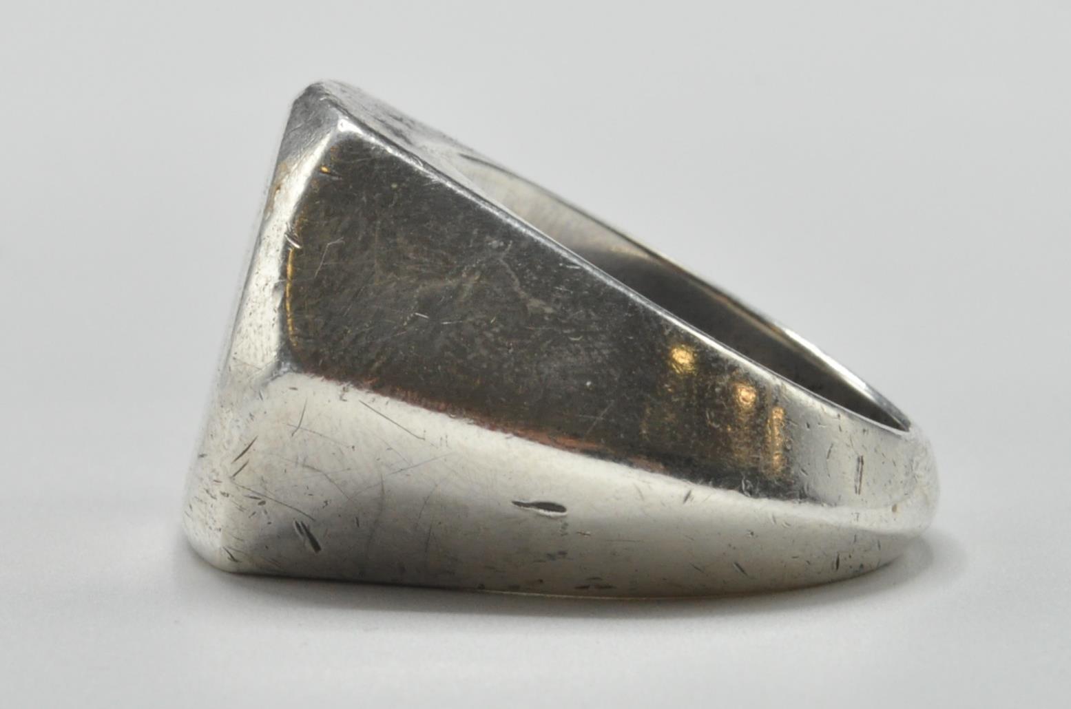 GENTLEMEN'S SILVER GUCCI MADE RING - Image 6 of 7