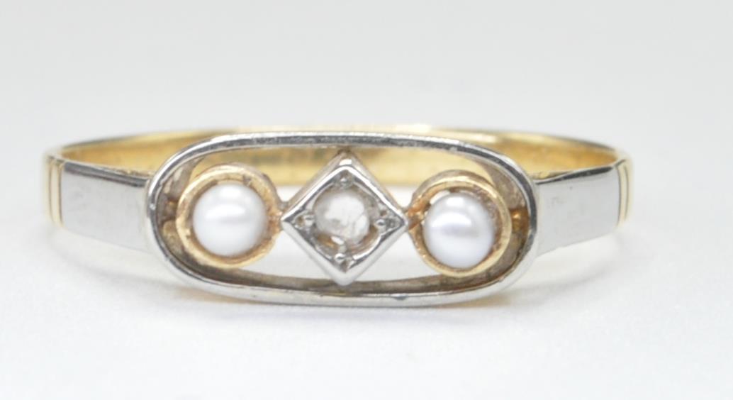 18CT GOLD AND PLATINUM HALF PEARL WHITE STONE RING