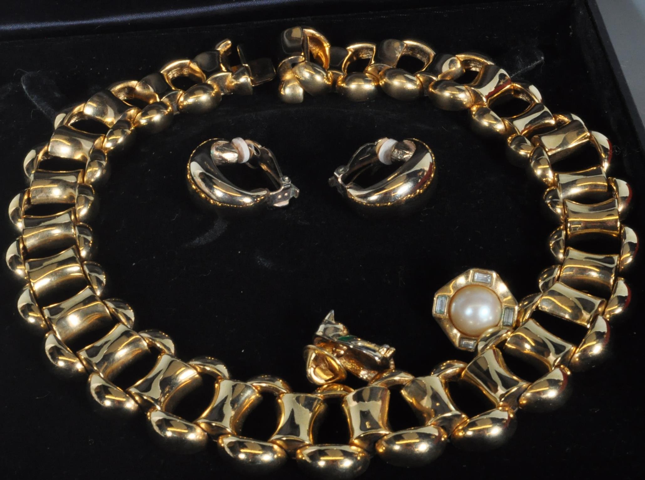 GROUP OF VINTAGE COSTUME JEWELLERY - Image 3 of 23