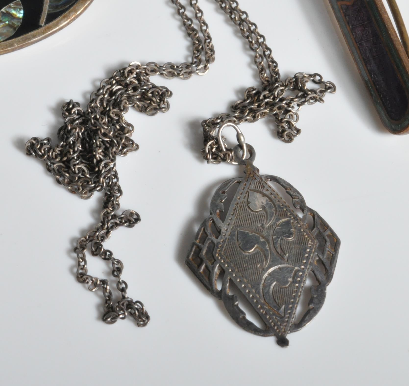 GROUP OF ANTIQUE AND LATER JEWELLERY - Image 10 of 11