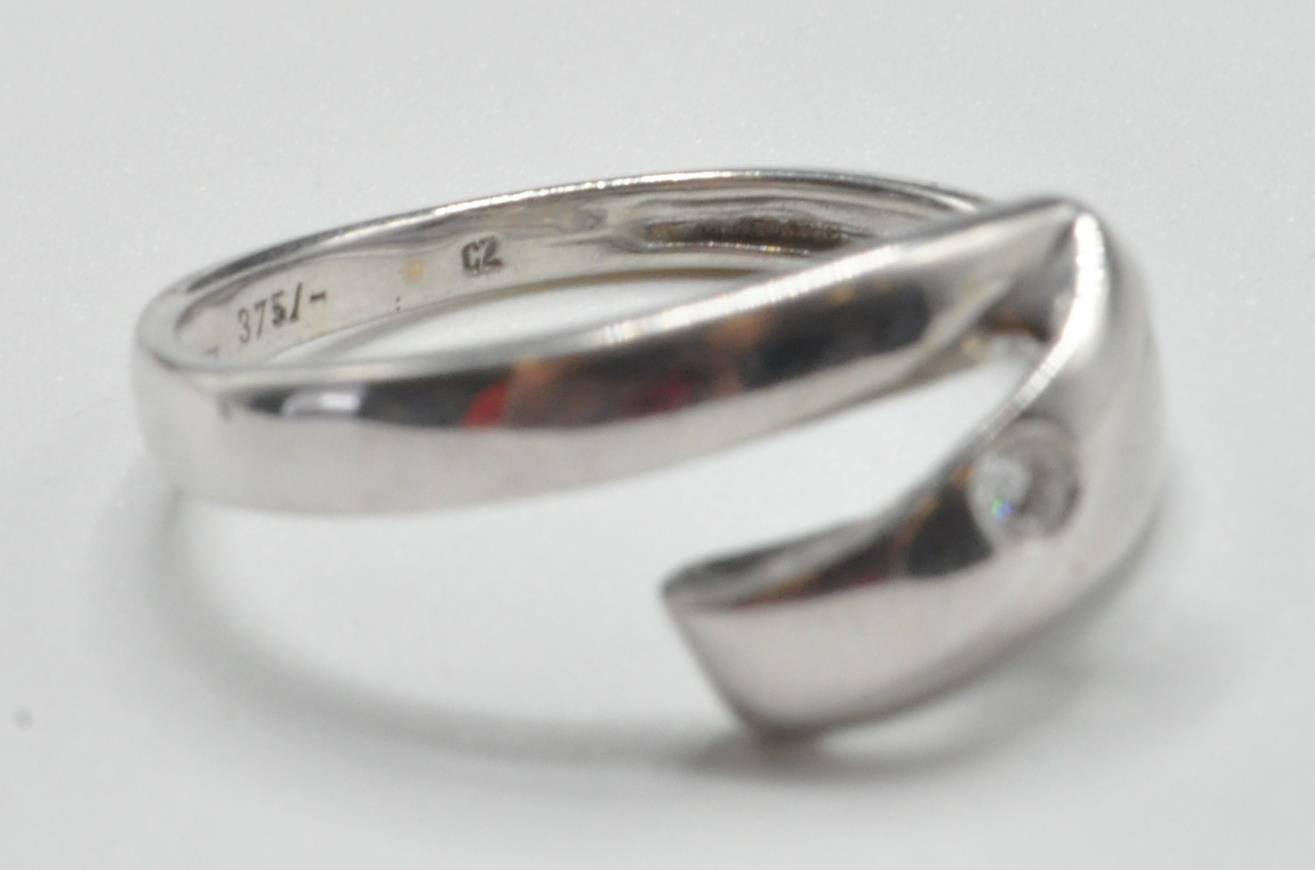 9CT WHITE GOLD AND DIAMOND RING - Image 4 of 6