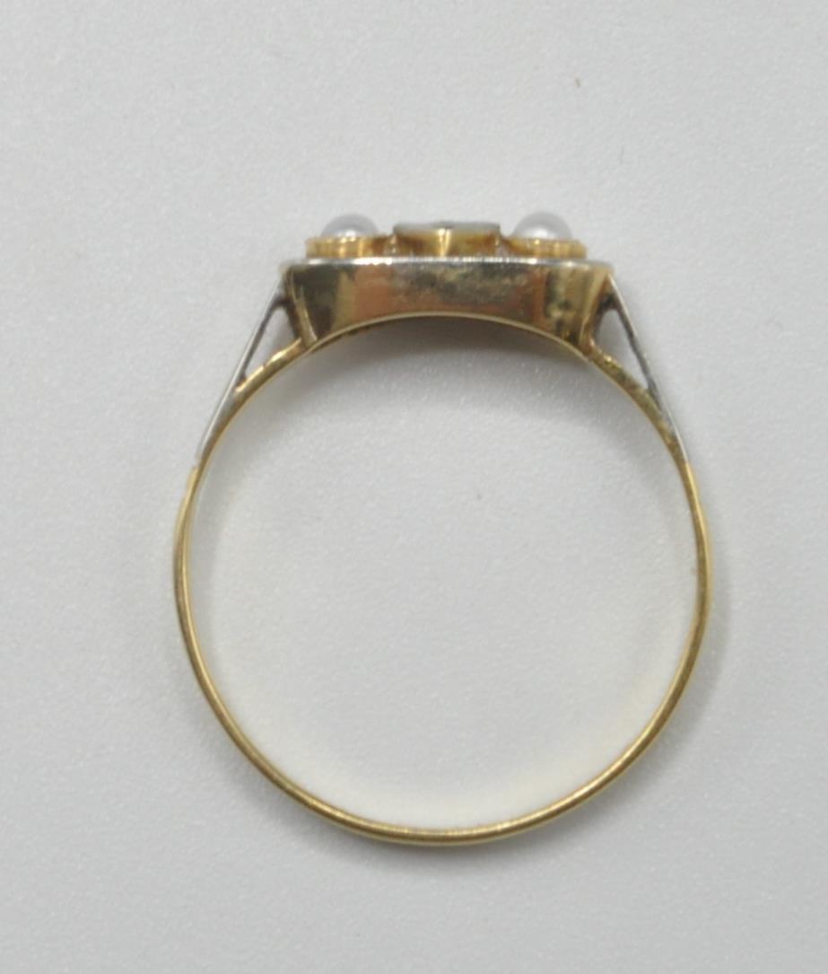 18CT GOLD AND PLATINUM HALF PEARL WHITE STONE RING - Image 5 of 5