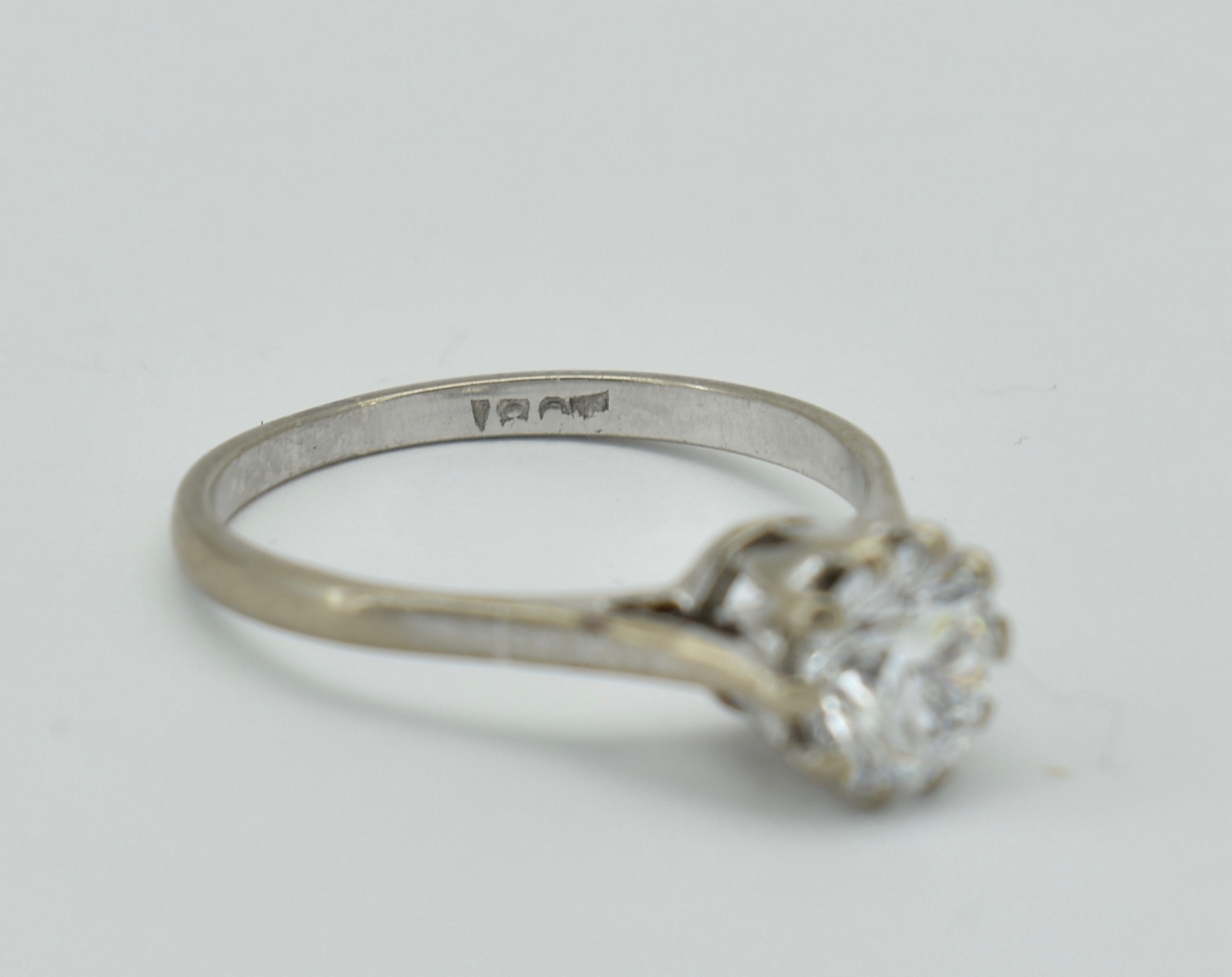 18CT WHITE GOLD AND DIAMOND SOLITAIRE RING - Image 3 of 4