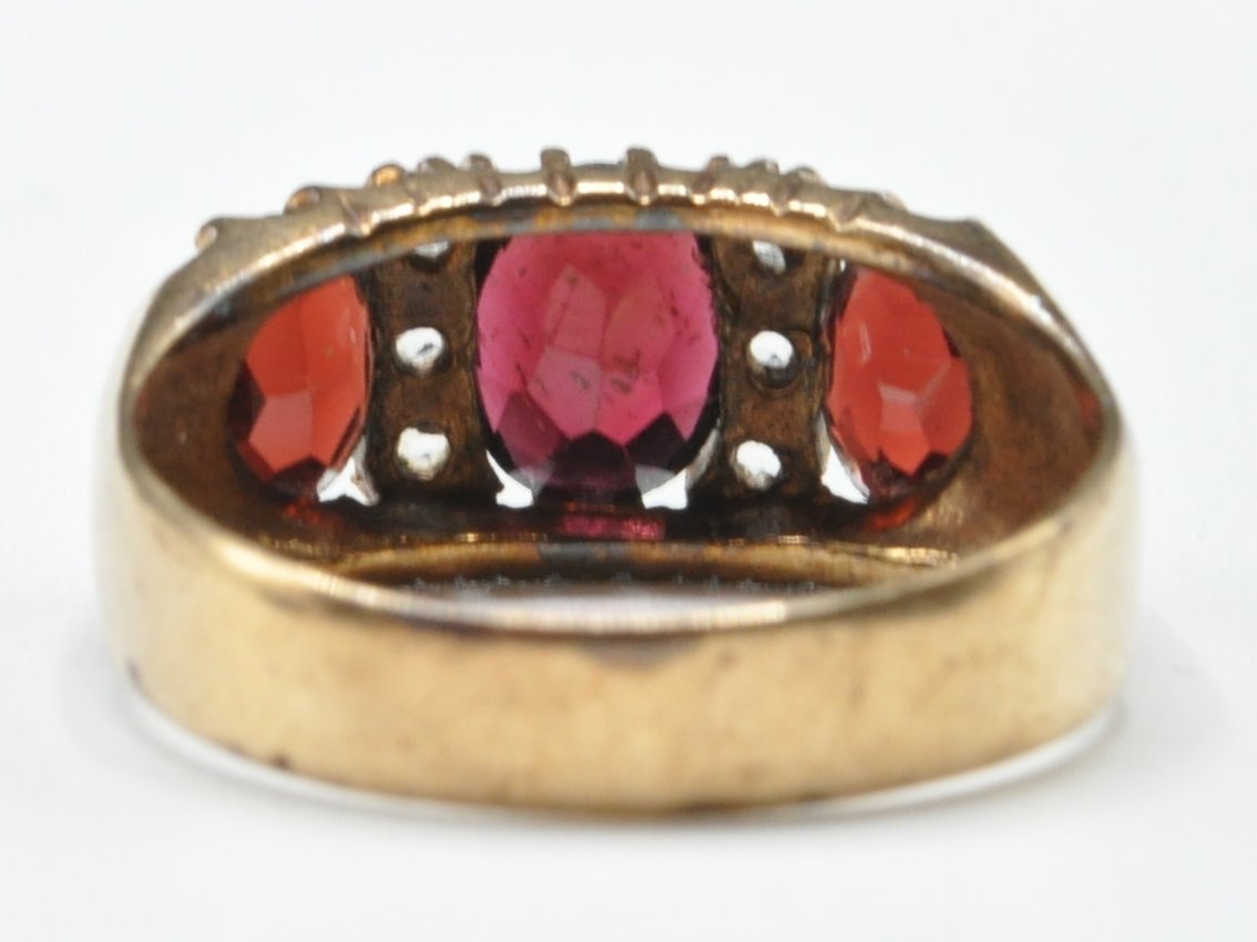 9CT GOLD GARNET & WHITE STONE RING - Image 4 of 10